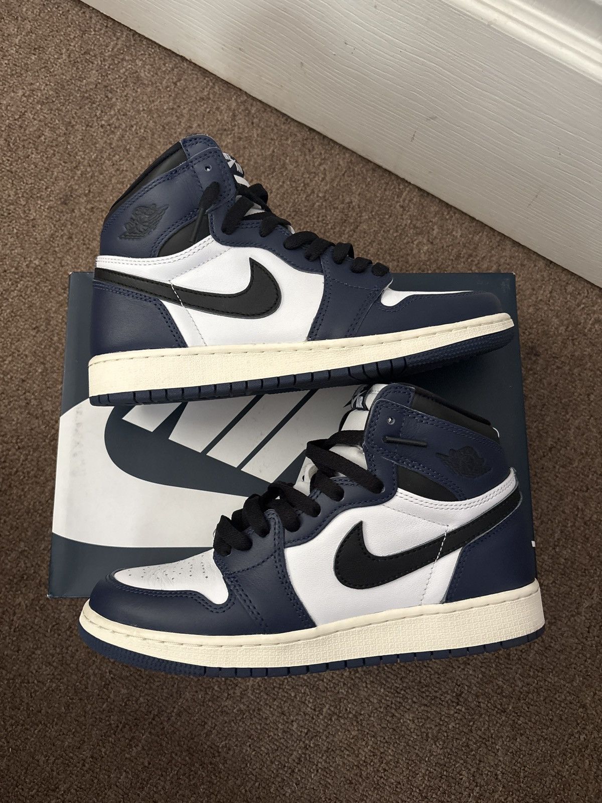 Jordan Brand Air Jordan 1 Retro High OG GS 'Midnight Navy' Size US 7 / EU 40 - 3 Thumbnail