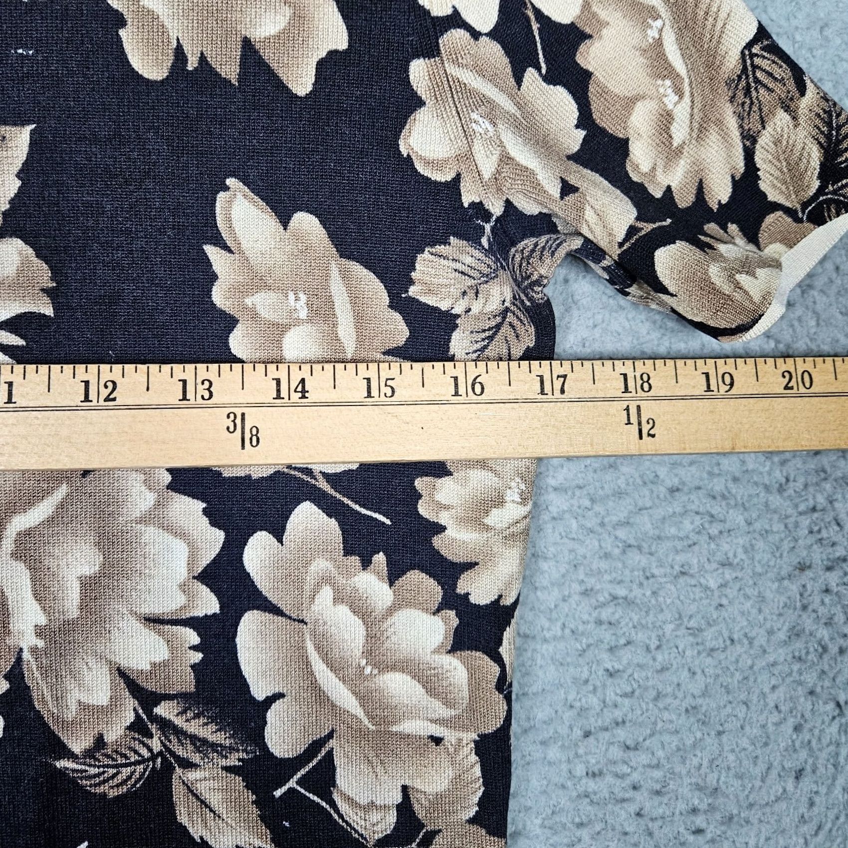 Neiman Marcus VINTAGE Neiman Marcus Exclusive Women’s Floral Print Short Sleeve Sweater Top Sz S Size S / US 4 / IT 40 - 2 Thumbnail