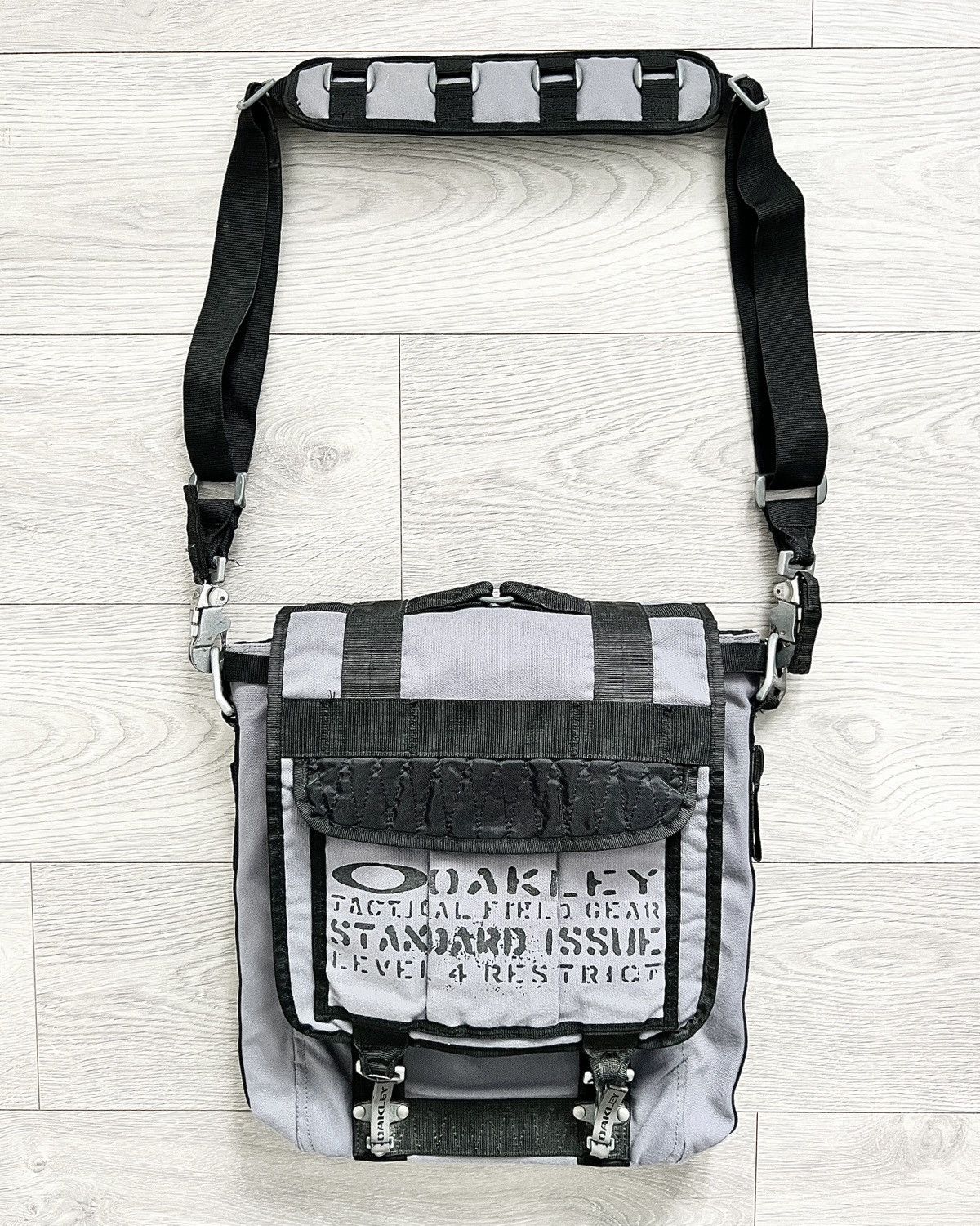 image of Oakley Aw2006 Si Tactical Field Gear Utility Crossbody Bag, Men's