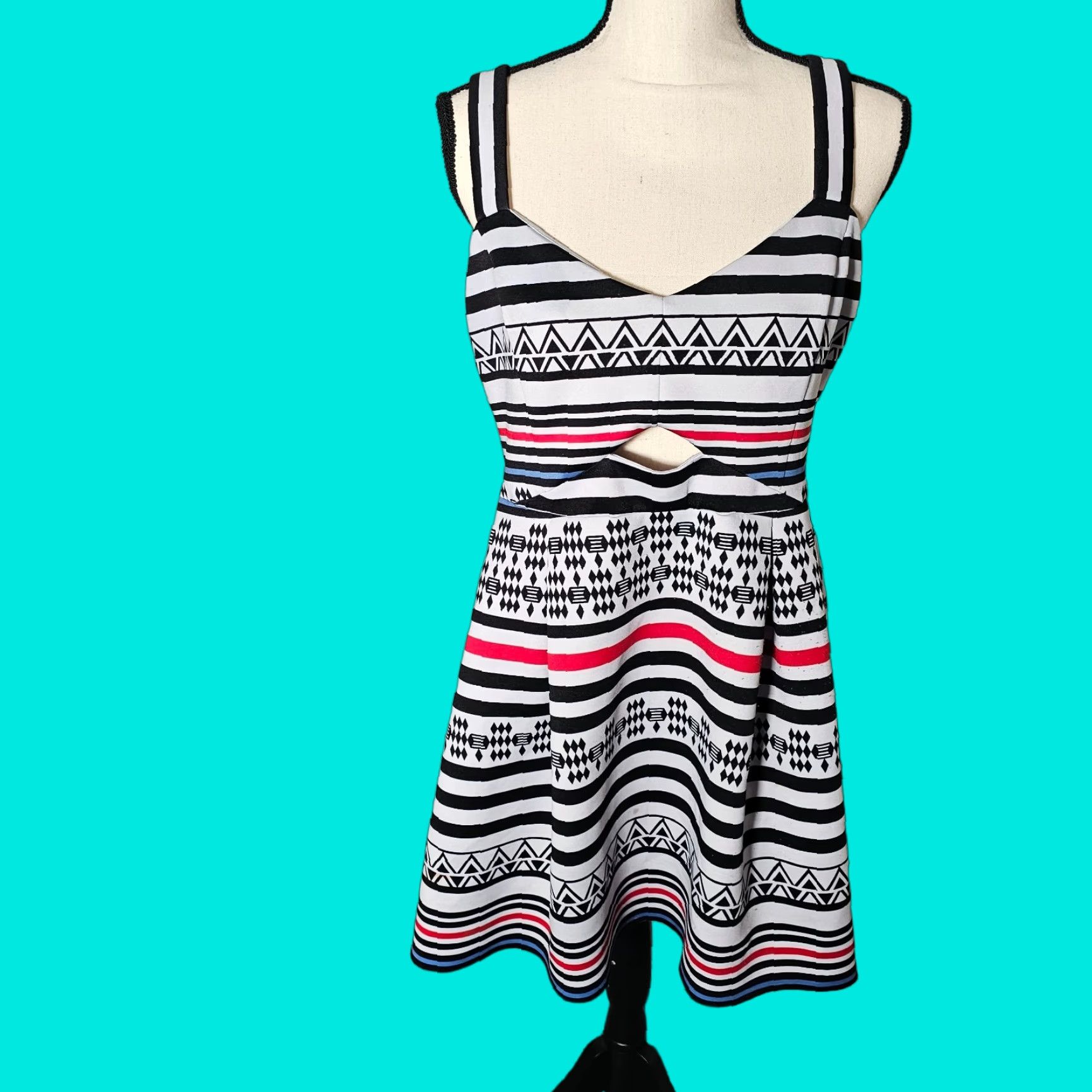 Guess GUESS Women's Short Sheath Dress Sleeveless V Neck Size 12 Aztec Print Stripe Dress Color White Summer Size 34" / US 12 / IT 48 - 1 Thumbnail
