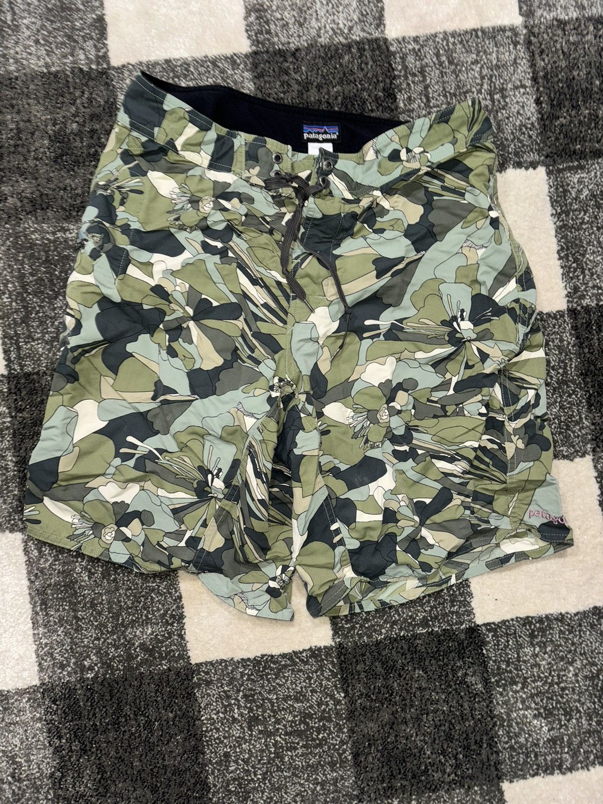 Patagonia Patagonia Floral Shorts Size US 32 / EU 48 - 2 Thumbnail