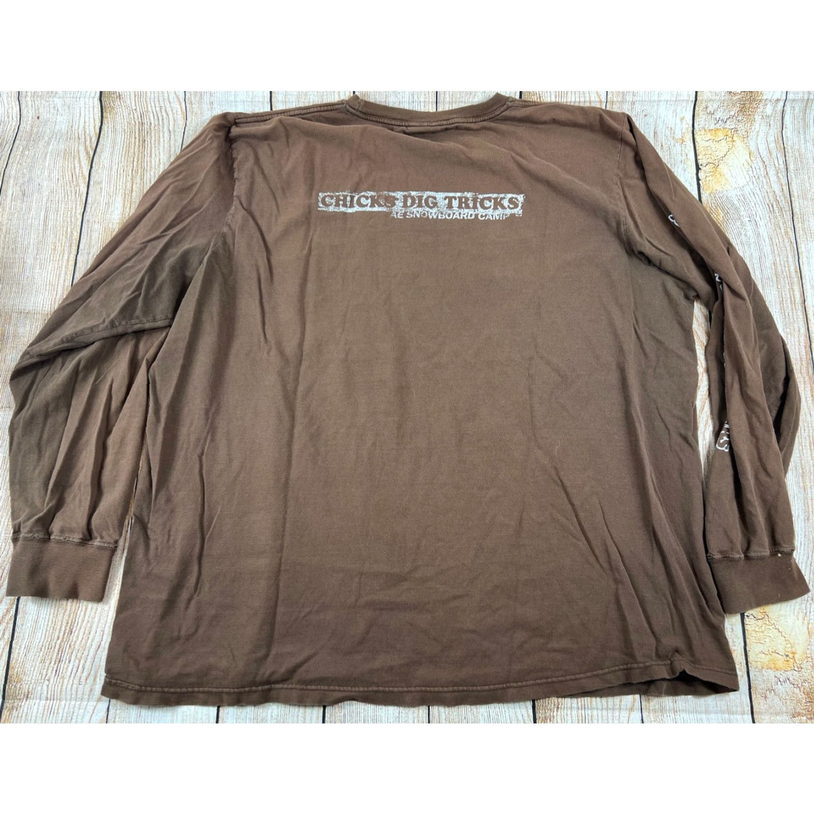 American Eagle Outfitters VINTAGE American Eagle Distressed Brown Shirt Snowboard Camp Chicks Dig Tricks Men 2XL Brown T-Shirt Size US XXL / EU 58 / 5 - 2 Thumbnail