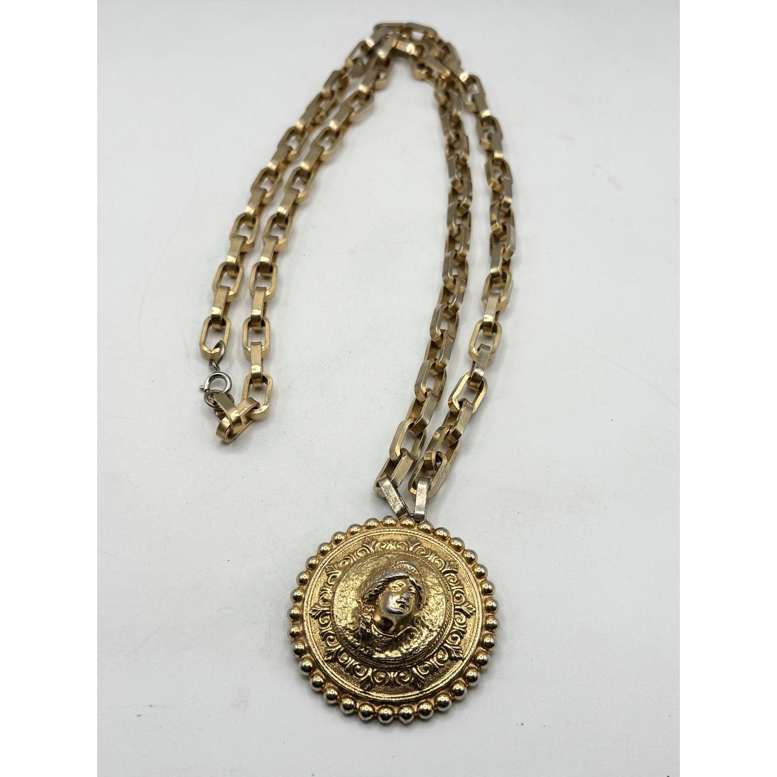 Vogue Vintage Vogue Jewelry lady medallion pendant necklace Size ONE SIZE - 1 Thumbnail