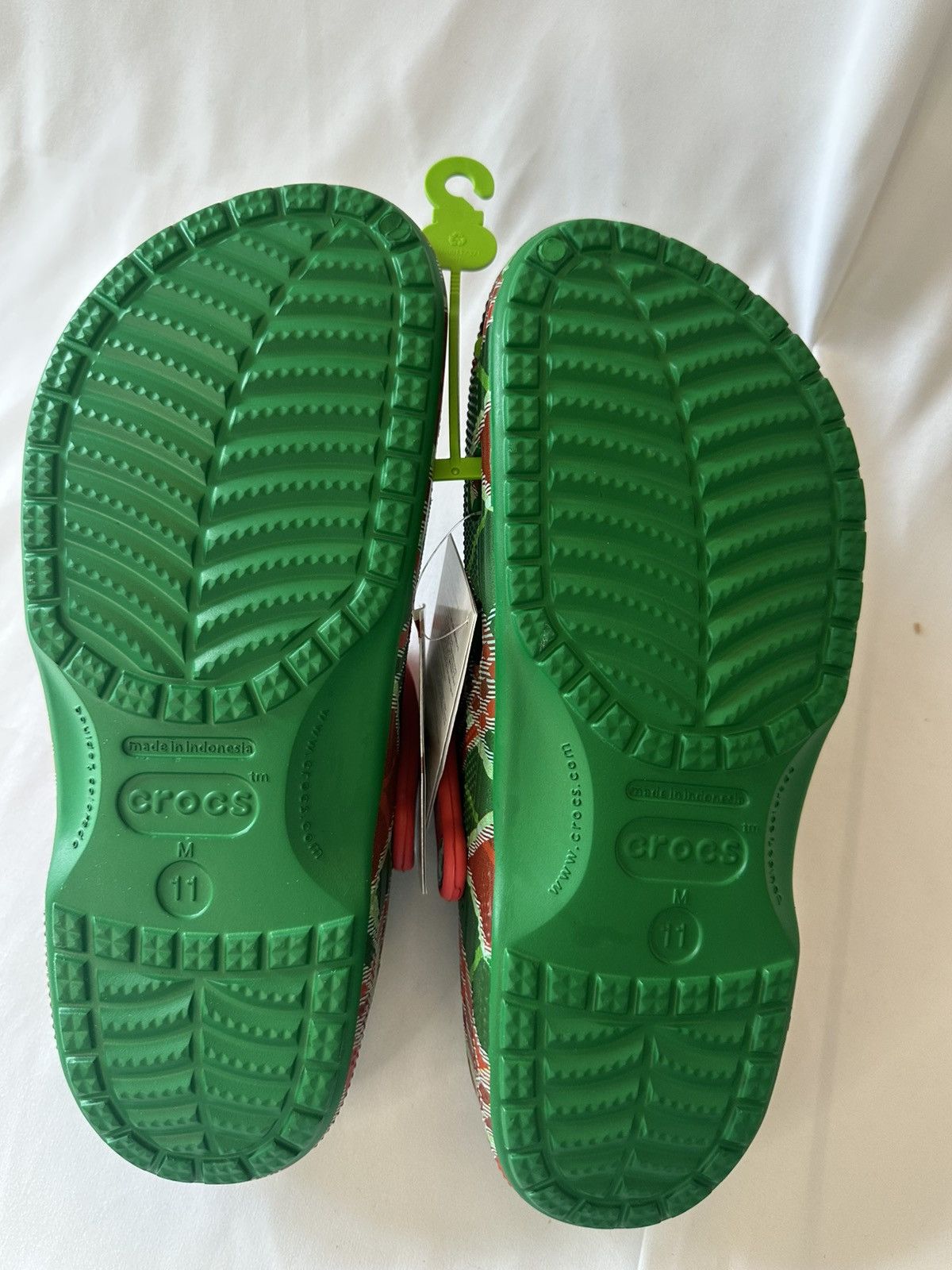 Crocs Crocs Baya Holiday Plaid Clogs Size 11 Men Christmas Red Gre Size US 11 / EU 44 - 6 Thumbnail