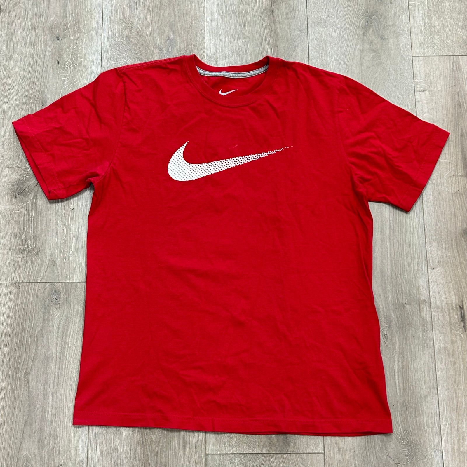 Nike Nike Check Swoosh Logo Red White Regular Fit Tee T size L Size US L / EU 52-54 / 3 - 1 Thumbnail