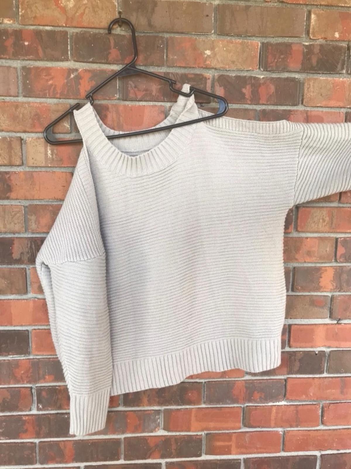 The Unbranded Brand Cold Shoulder Sweater Size Medium Acrylic Size M / US 6-8 / IT 42-44 - 1 Thumbnail