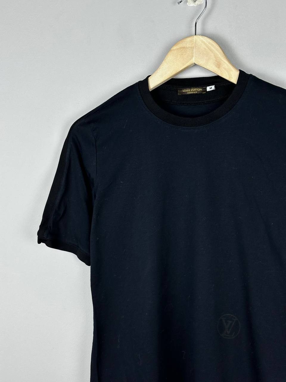 Louis Vuitton Louis Vuitton Uniforms Small Logo Navy T Shirt Size M / US 6-8 / IT 42-44 - 3 Thumbnail