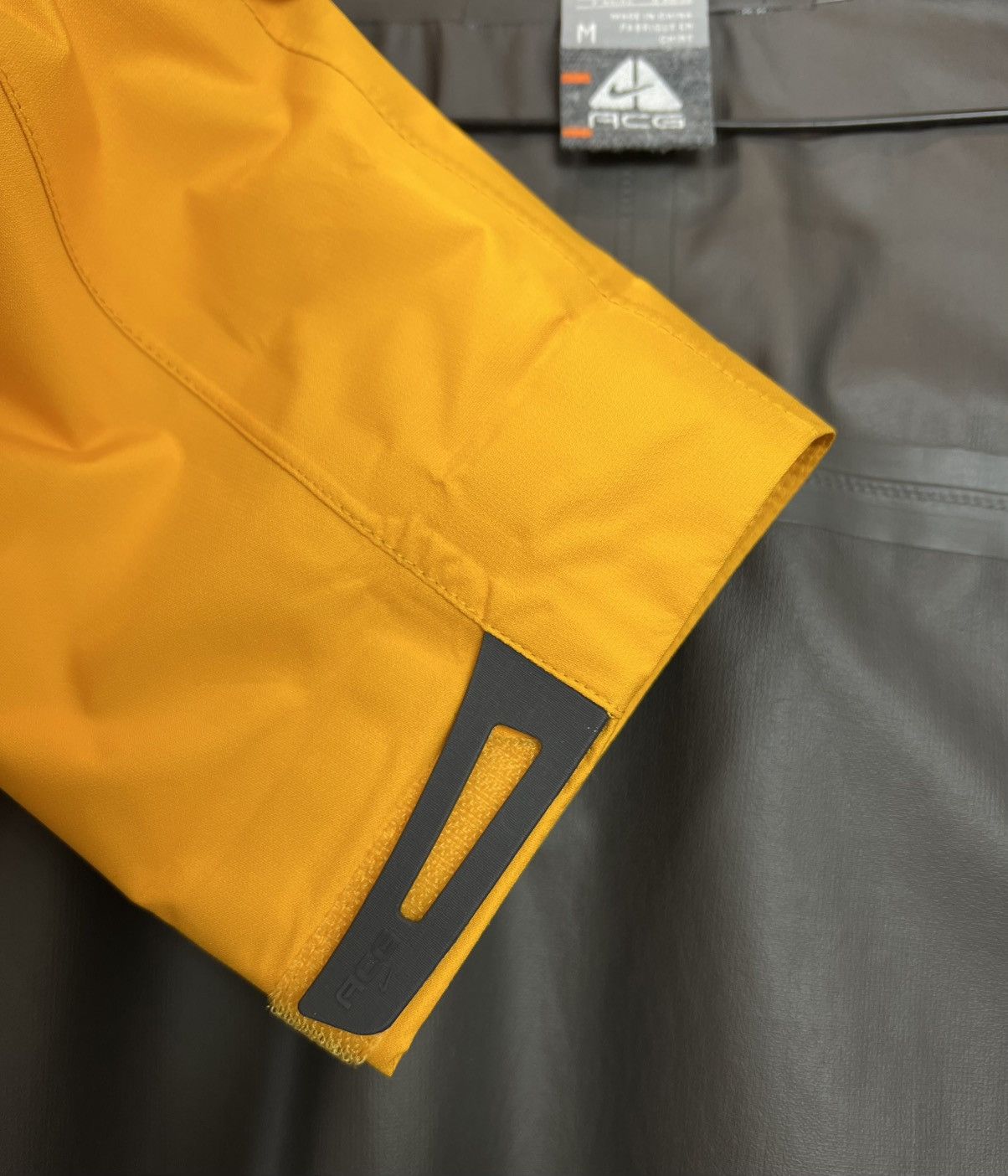 Nike ACG Nike ACG Vintage Gore Tex Jacket Yellow Size US M / EU 48-50 / 2 - 6 Thumbnail