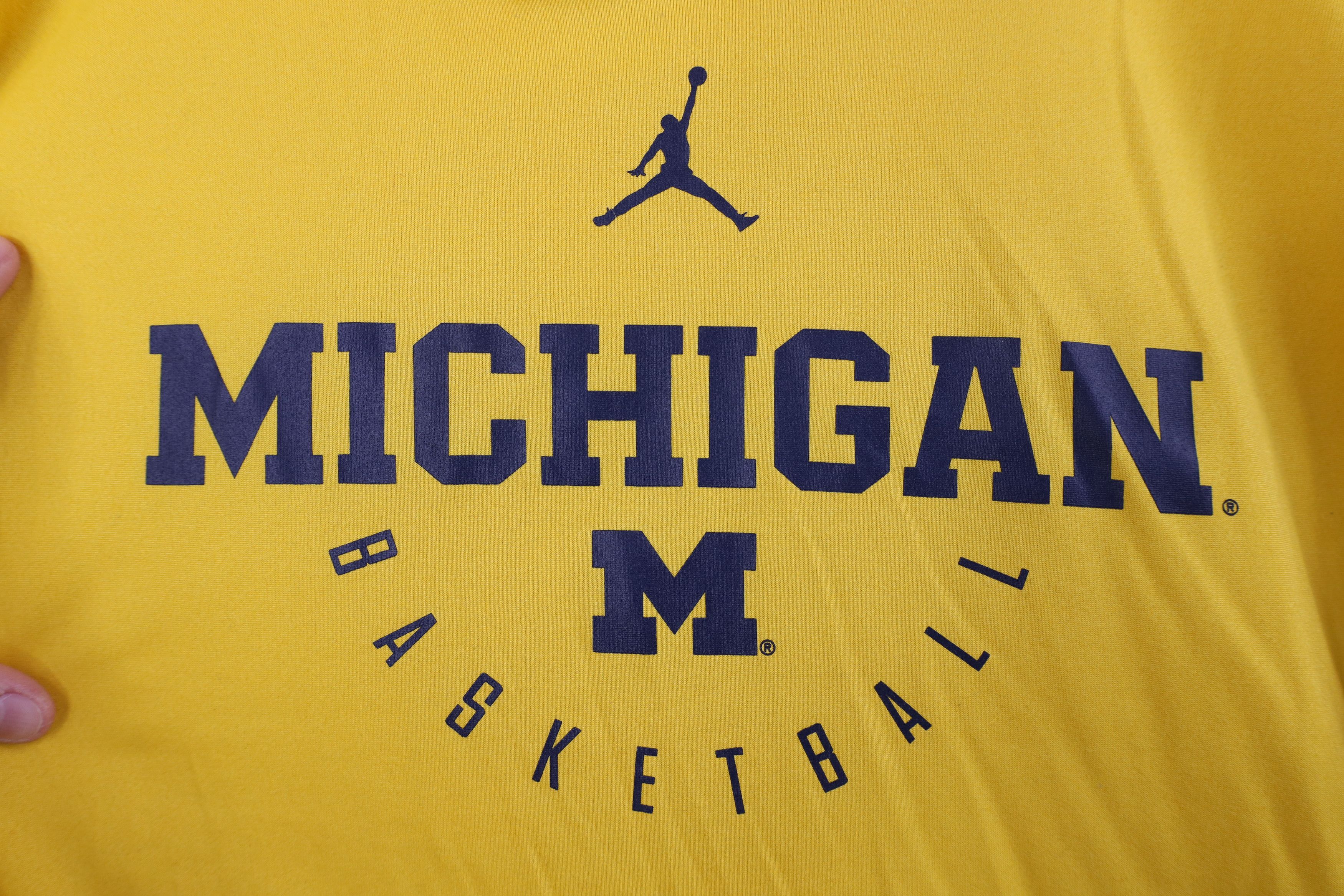 Nike Nike Air Jordan University of Michigan Basketball T-Shirt Size US XL / EU 56 / 4 - 4 Thumbnail