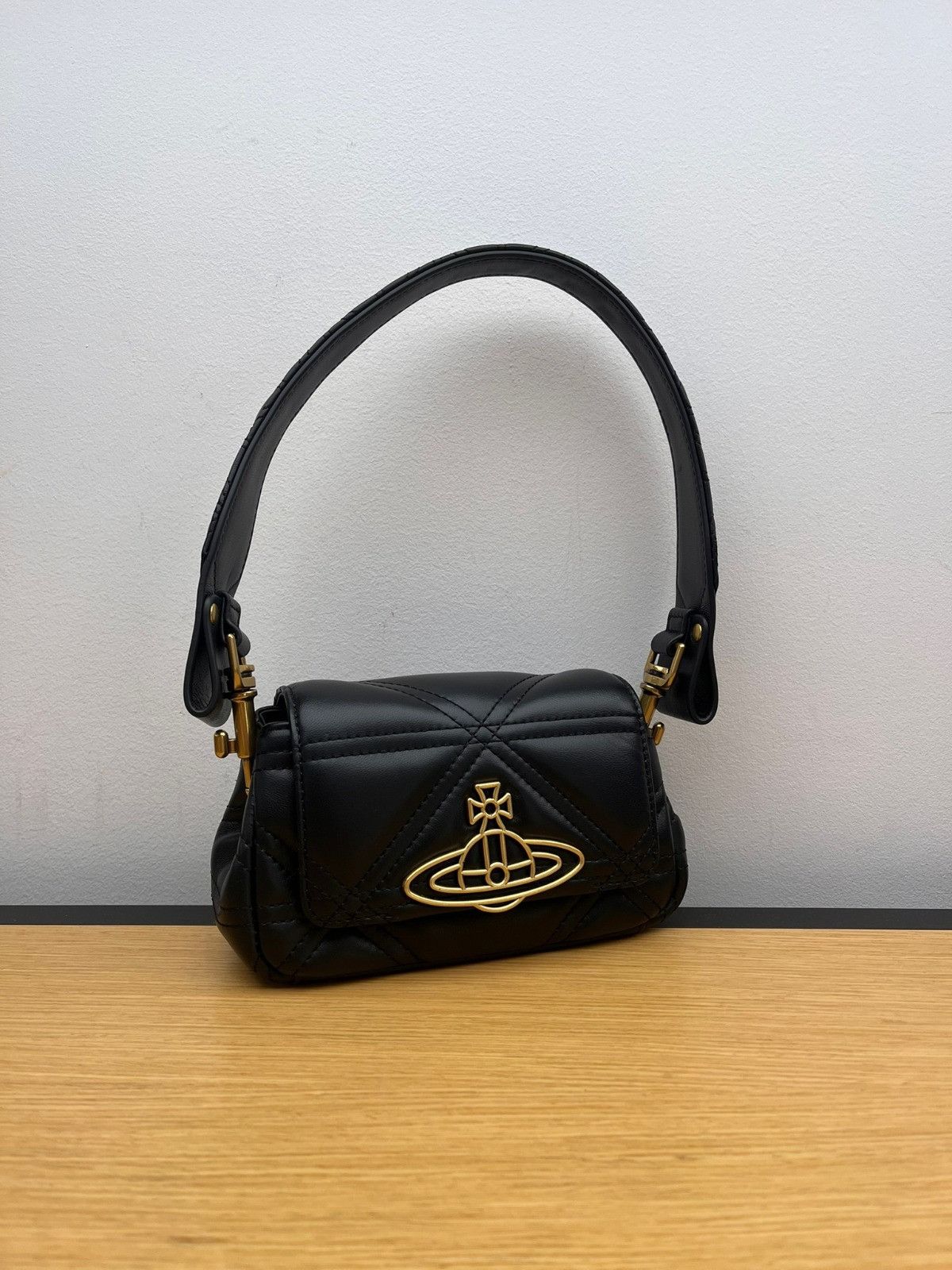 Vivienne Westwood o1f1d3z0625 Size: OS / Hazel Small Hand Bag in Black Size ONE SIZE - 1 Preview