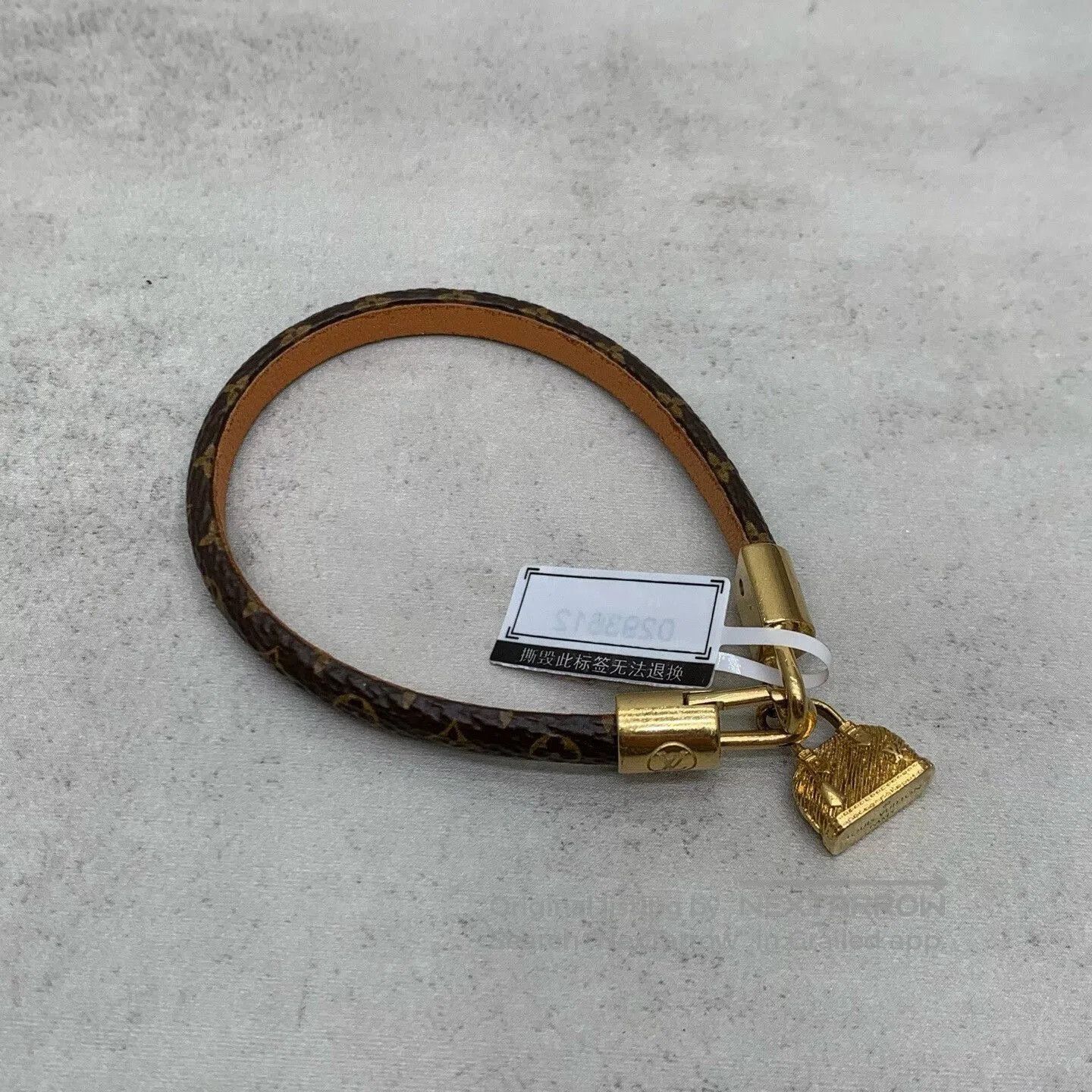 Louis Vuitton lv brown monogram bracelet with gold clasp. Size ONE SIZE - 1 Thumbnail