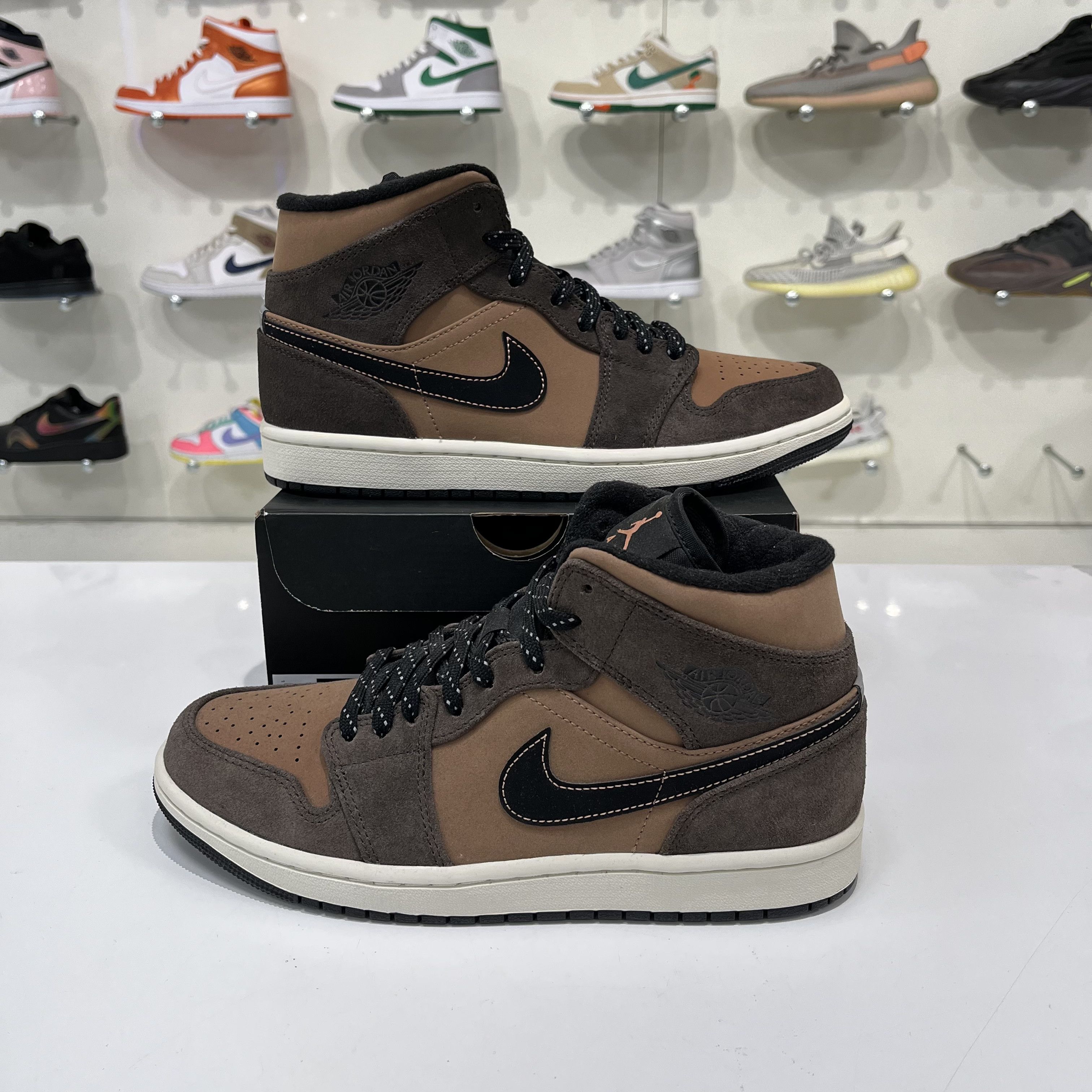 Nike Air Jordan 1 Mid SE Dark Chocolate Size US 8 / EU 41 - 1 Thumbnail