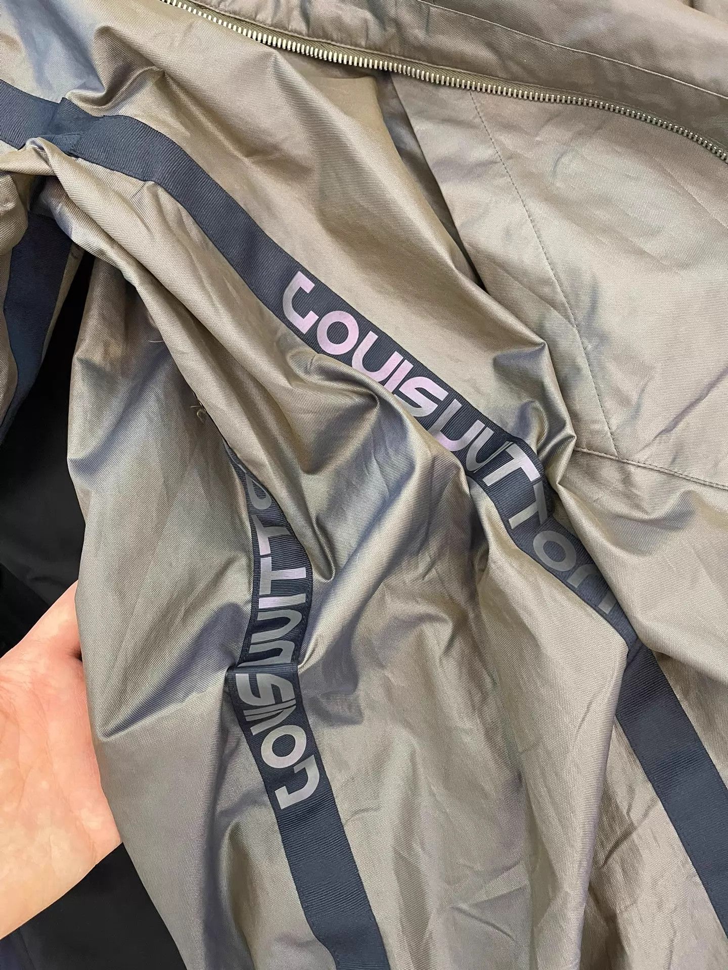 Louis Vuitton LOUIS VUITTON Runway Oversized Thin Windbreaker 46 (OS) Size US S / EU 44-46 / 1 - 7 Thumbnail