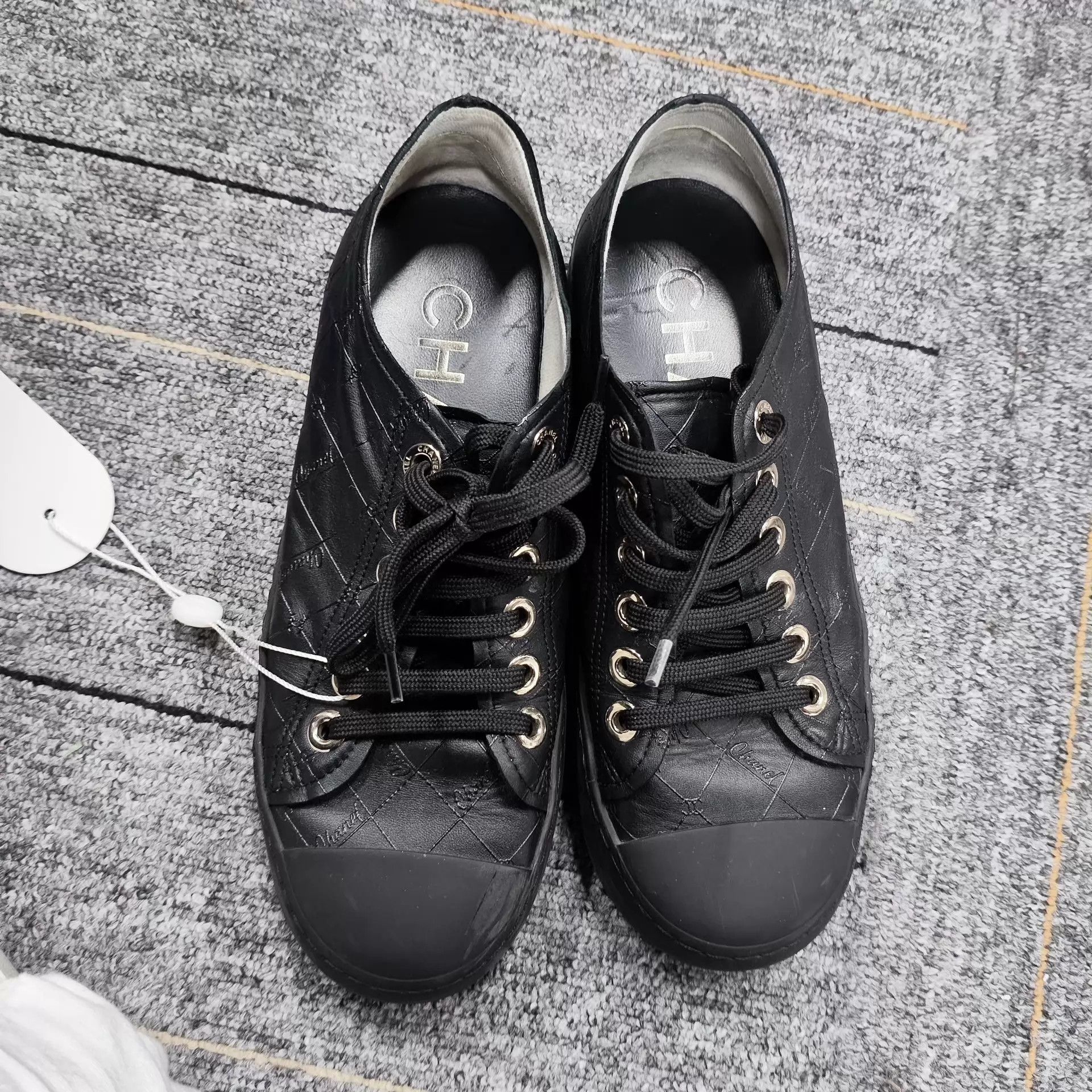 Chanel Chanel Black Leather Sneaker 37.5C 260420SJD5J07 Size US 6 / IT 36 - 1 Thumbnail