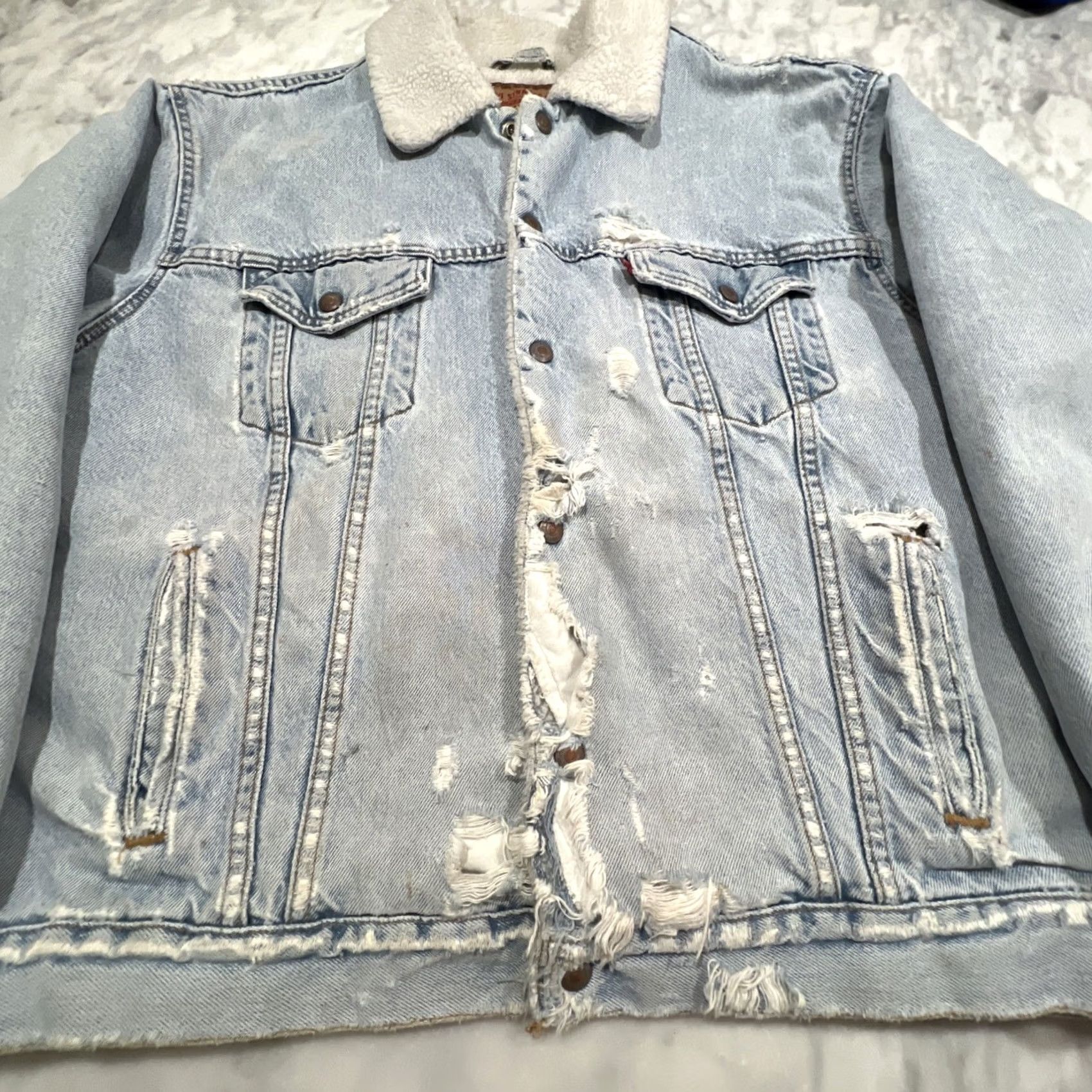 Levi's VINTAGE Levi’s Denim Trucker Jacket Men Large Sherpa Lined Thrashed Made USA Size US L / EU 52-54 / 3 - 3 Thumbnail