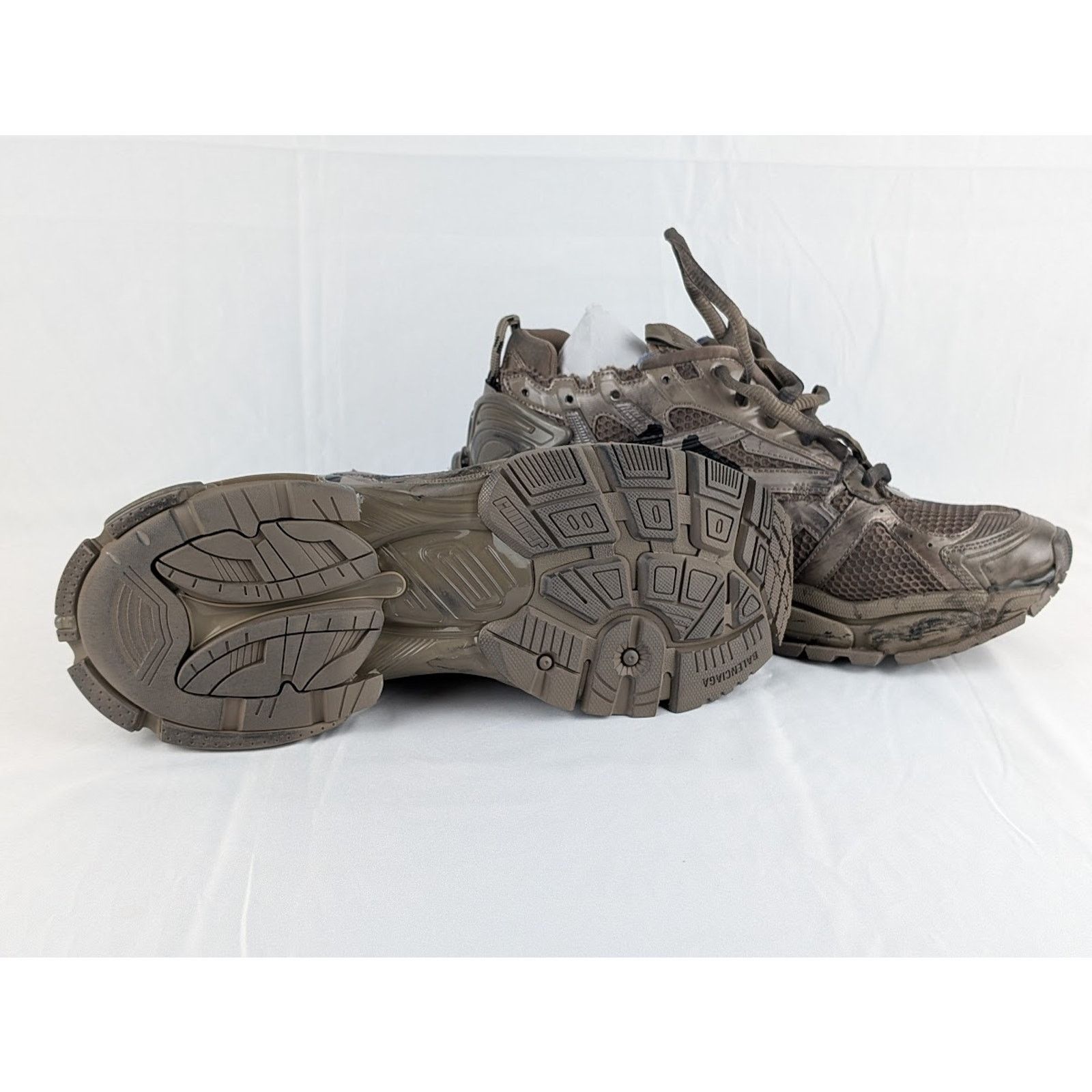 Balenciaga o1rshd1 Monocolor Graffiti Runner in Dark Taupe/Black Size US 7 / EU 40 - 9 Thumbnail
