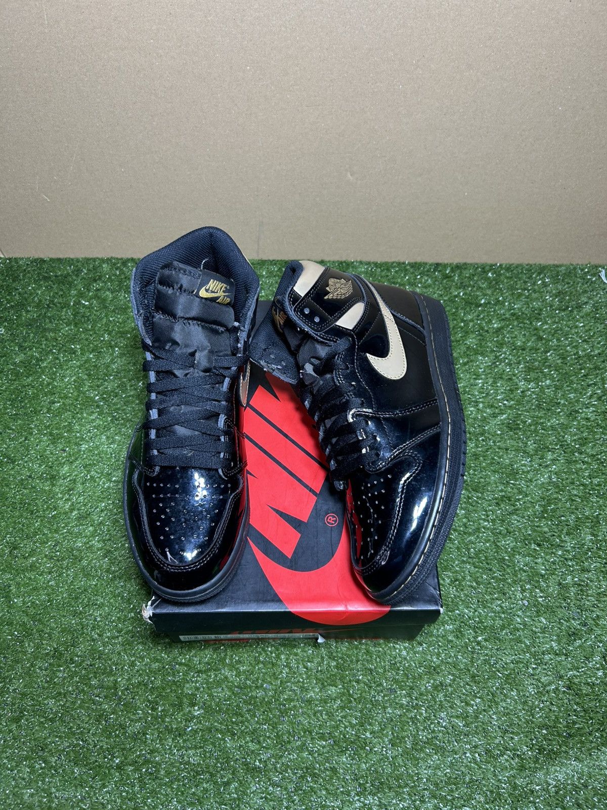 Jordan Brand Jordan 1 Metallic Gold 2020 Size US 9 / EU 42 - 1 Thumbnail