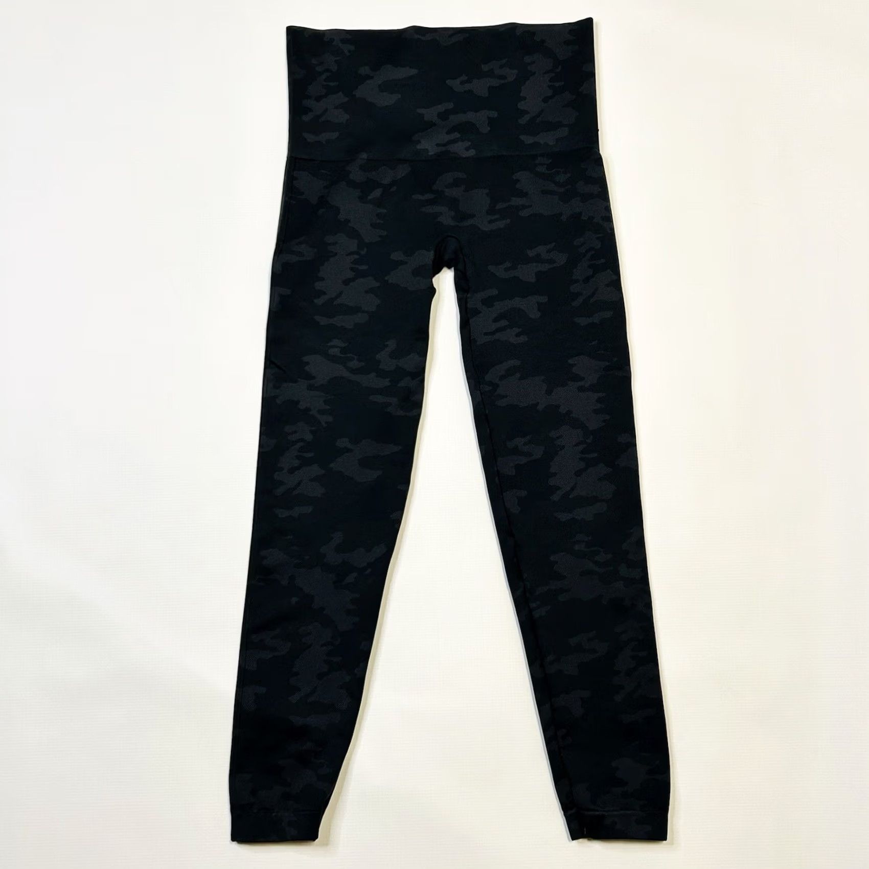 Spanx Spanx Look At Me Now Seamless Camo Leggings Black/Green XL Womens Leggings Camouflage Seamless Nylon Spandex 26in Inseam High Rise Size 40" / US 18 - 4 Thumbnail