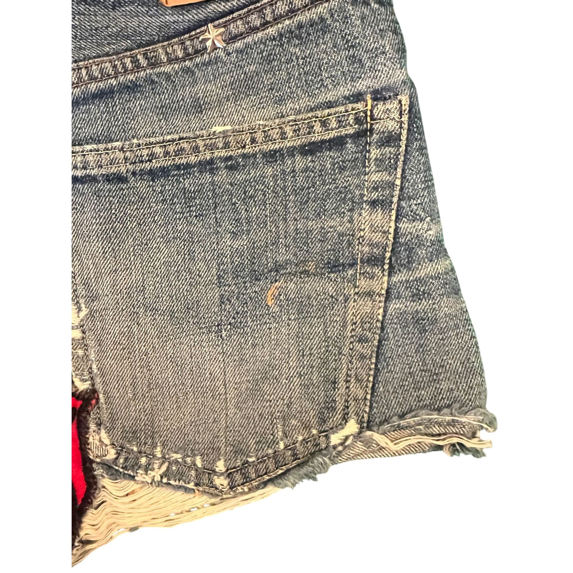 Levi's Vintage Levis Distressed Denim Shorts W/ Rolling Stones Patc Size 28" / US 6 / IT 42 - 17 Thumbnail