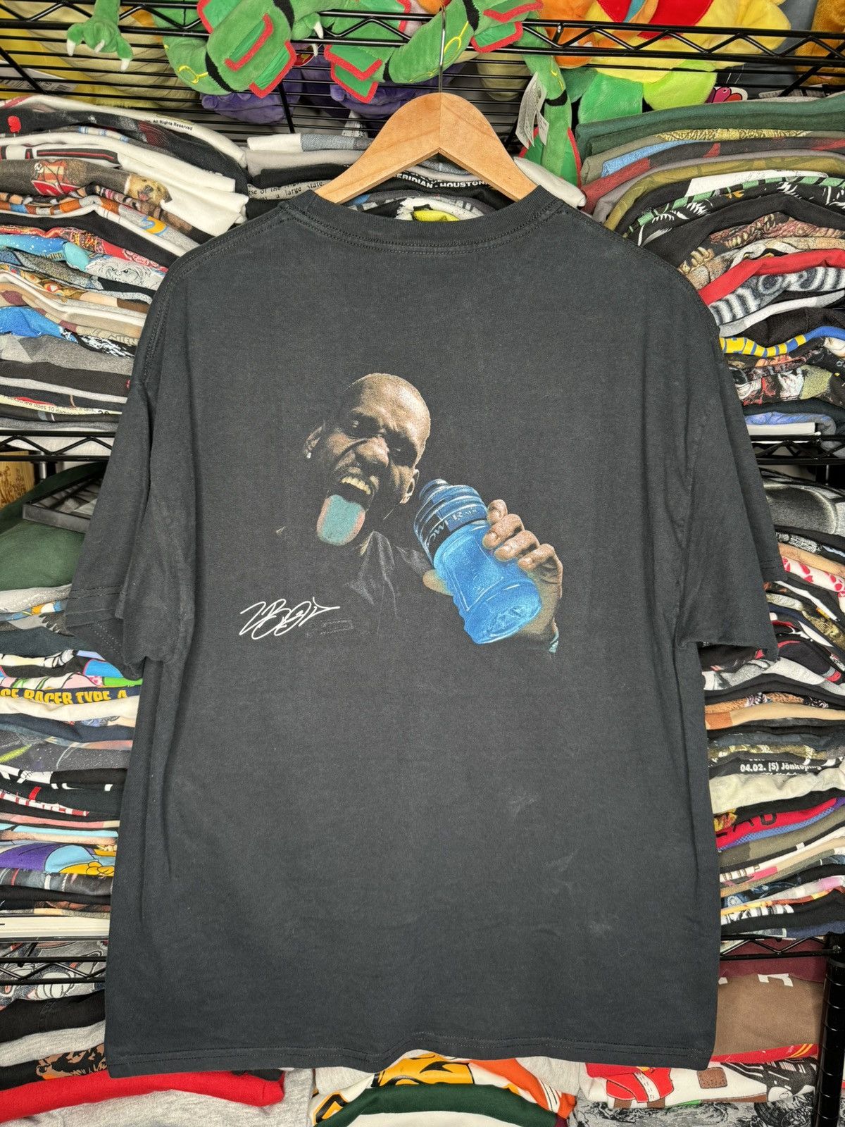 NBA × Vintage Lebron James Powerade Promo Black XL Graphic Tee Size US XL / EU 56 / 4 - 1 Thumbnail