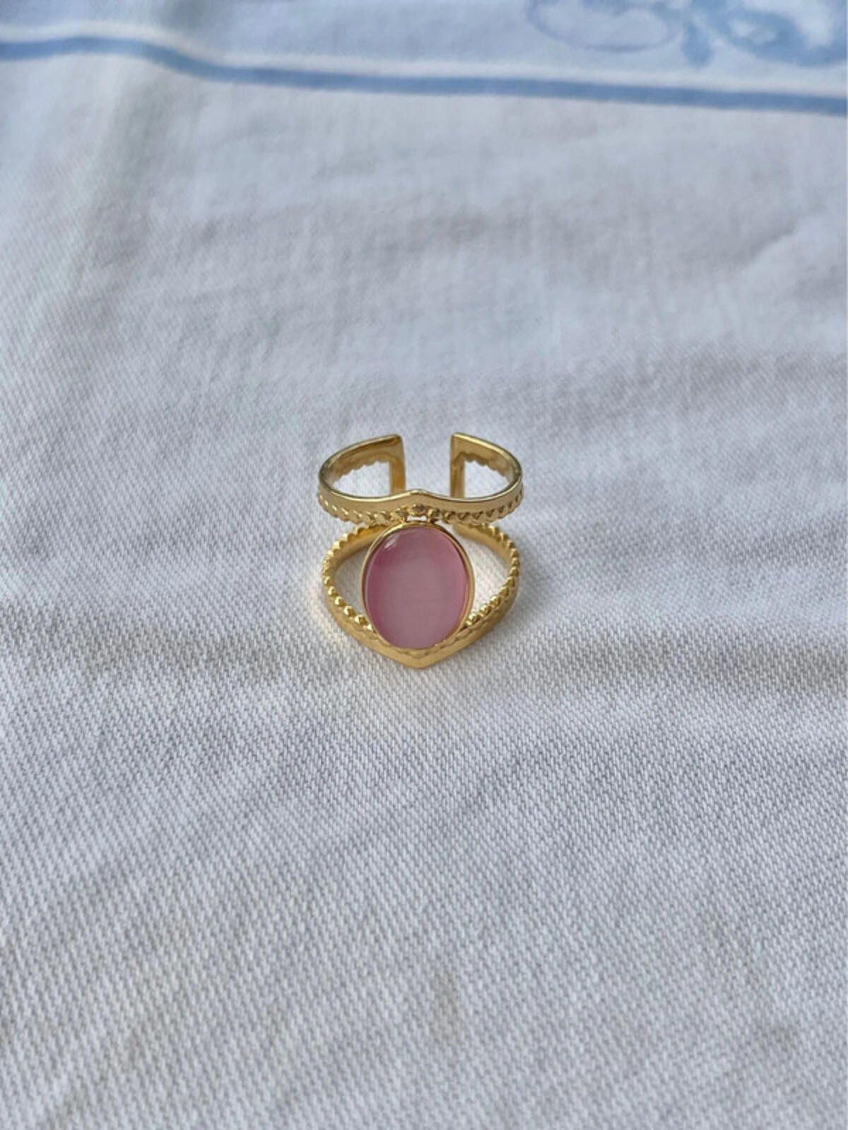 Other Gold plated pink oval chameleon gemstone vintage style ring Size ONE SIZE - 1 Thumbnail