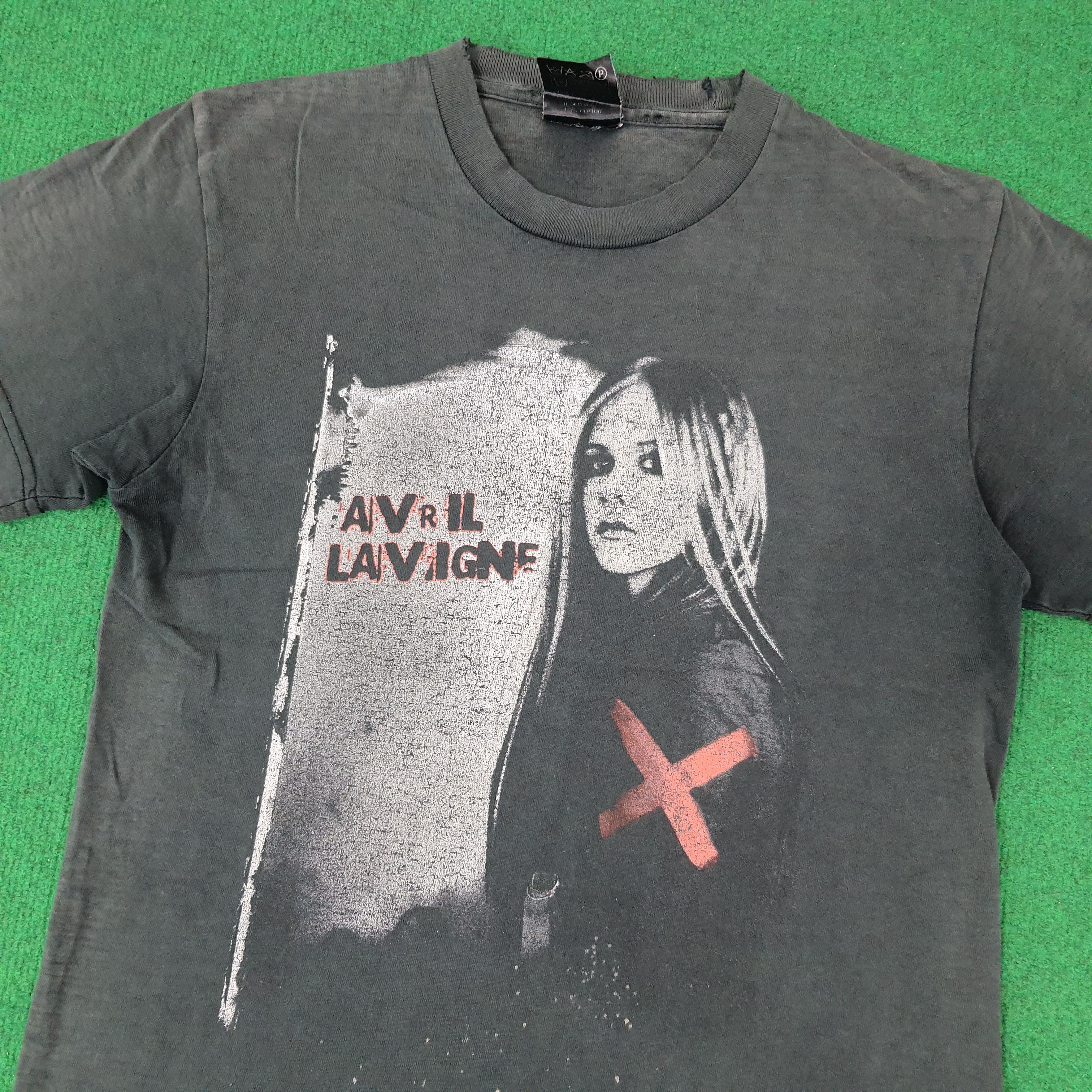 Band Tees Vintage Avril Lavigne Under My Skin Tour 2005 Tshirt C249N69 Size US S / EU 44-46 / 1 - 2 Thumbnail