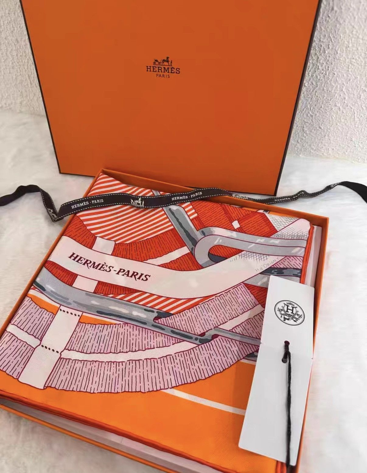 Hermes Brand new with tag Hermès silk square scarf J38 Size ONE SIZE - 1 Thumbnail