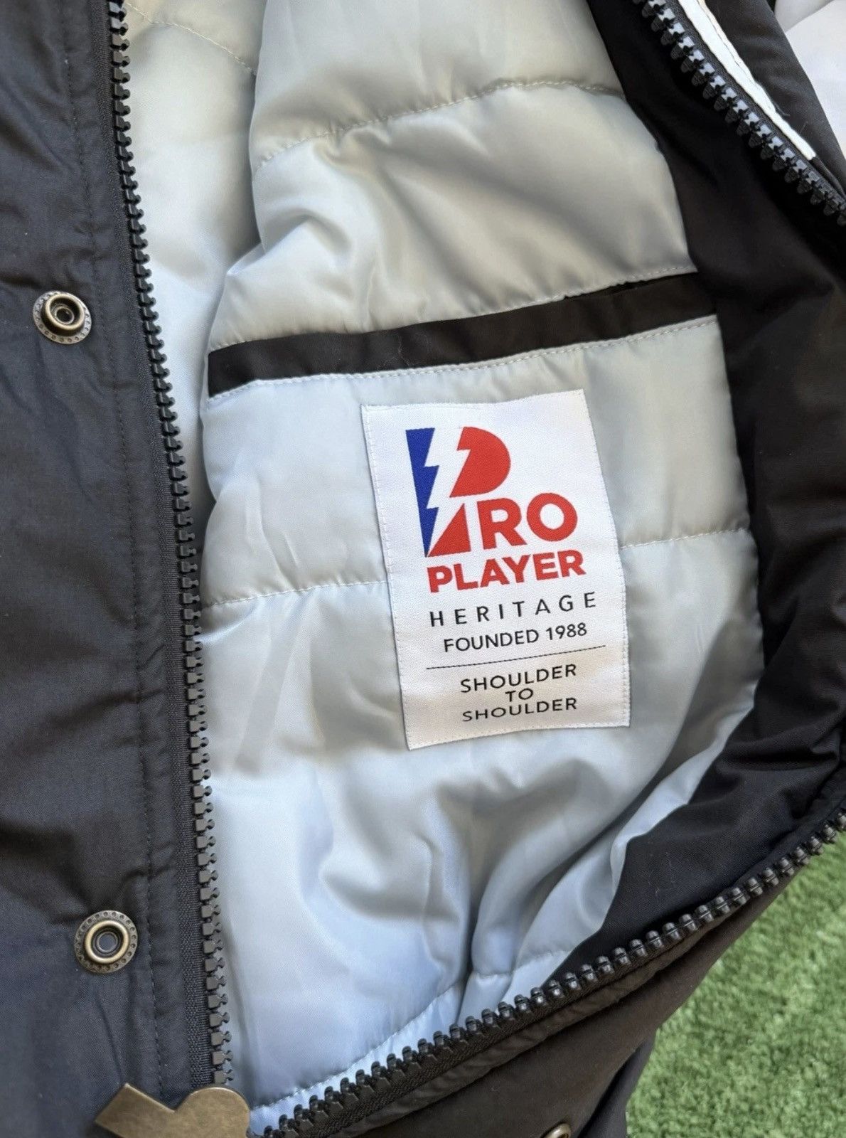 Pro Player NFL LAS VEGAS RAIDERS PRO PLAYER SPELL OUT WINDBREAKER J Size US XXL / EU 58 / 5 - 6 Thumbnail