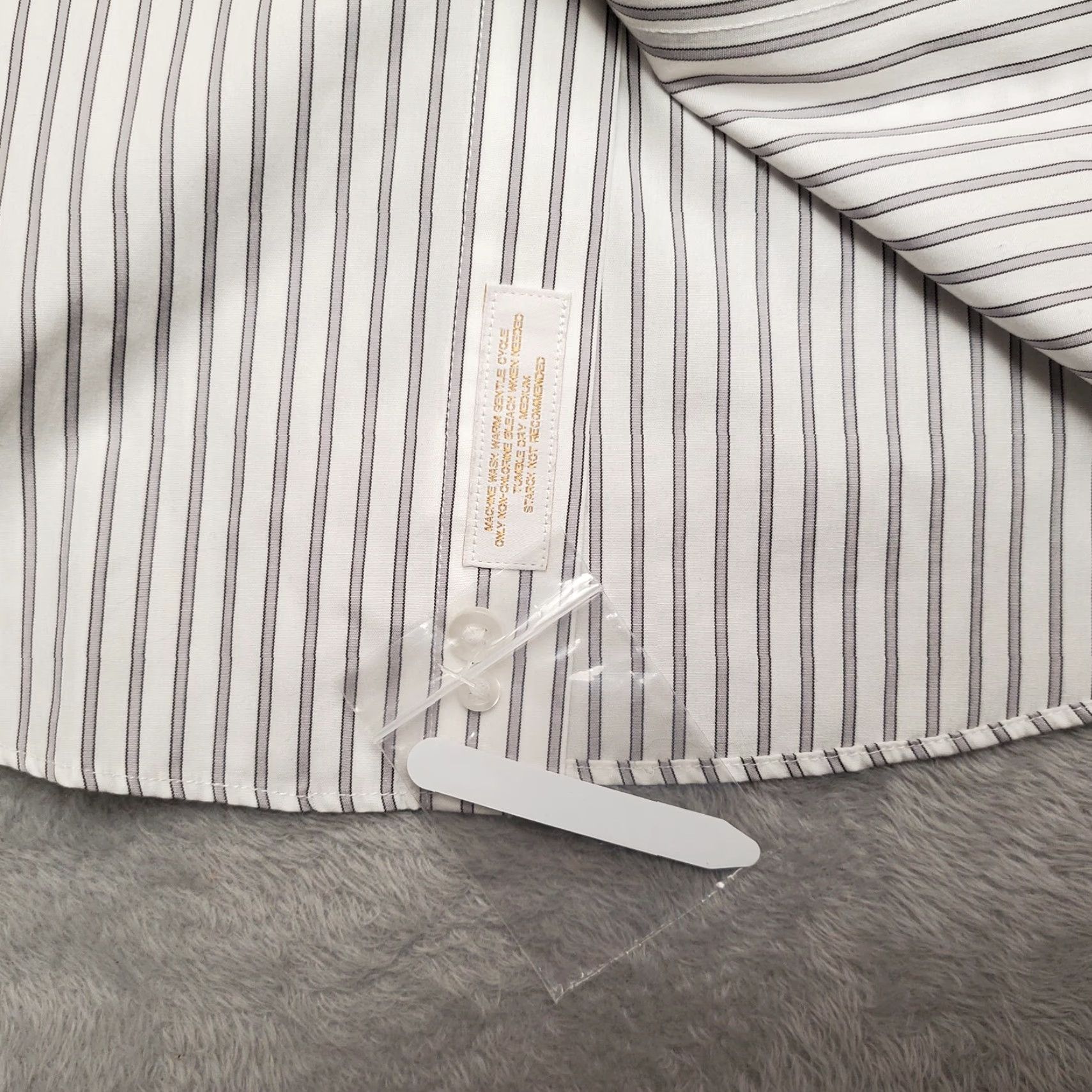 Roundtree & Yorke Gold Label Shirt Mens 15.5 32 Gray Striped Fitted Non Iron Cotton Poplin EZ Wash Shirt Mens Casual Business 90s? Size US L / EU 52-54 / 3 - 4 Thumbnail