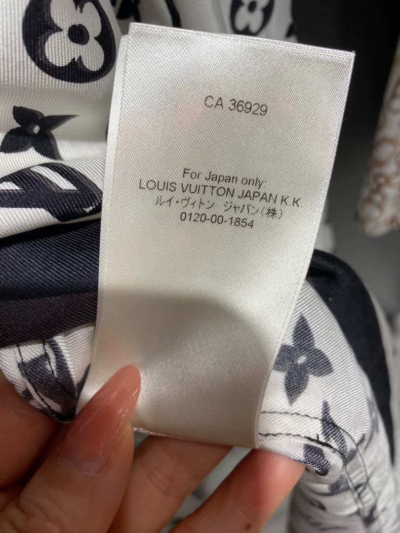 Louis Vuitton Louis Vuitton size 36 Silk Shirt 2501-Nextarrow Size US M / EU 48-50 / 2 - 9 Thumbnail
