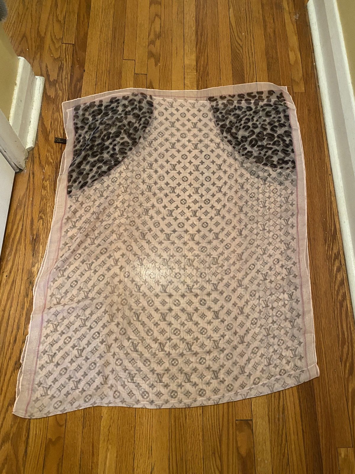 Louis Vuitton Pink 100% Silk Louis Vuitton Monogram Scarf Size ONE SIZE - 8 Thumbnail