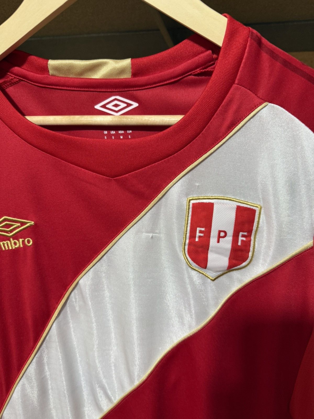 Umbro Rare Umbro FIFA World Cup Peru 2018 Away Soccer Jersey Size US S / EU 44-46 / 1 - 6 Thumbnail