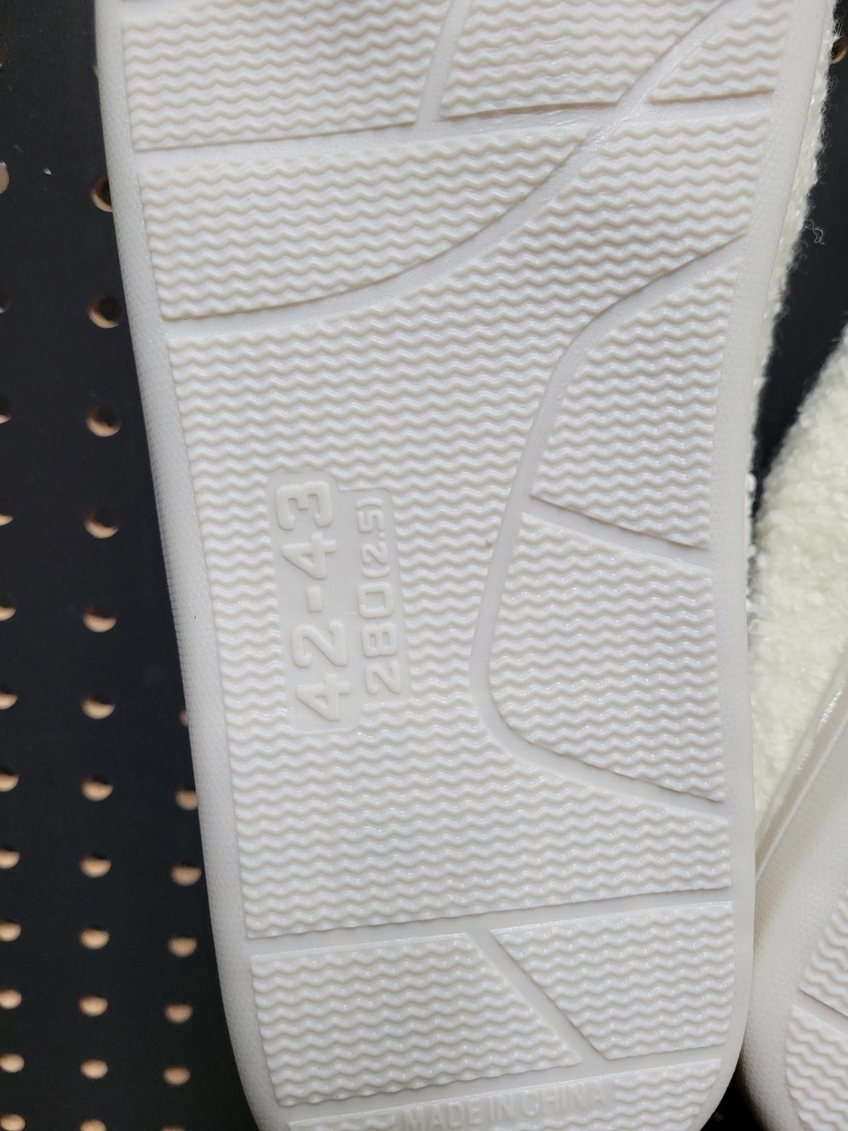 Other Cozy White Slippers - Comfy & Stylish! Grab Yours Now! Size US 7.5 / IT 37.5 - 2 Thumbnail
