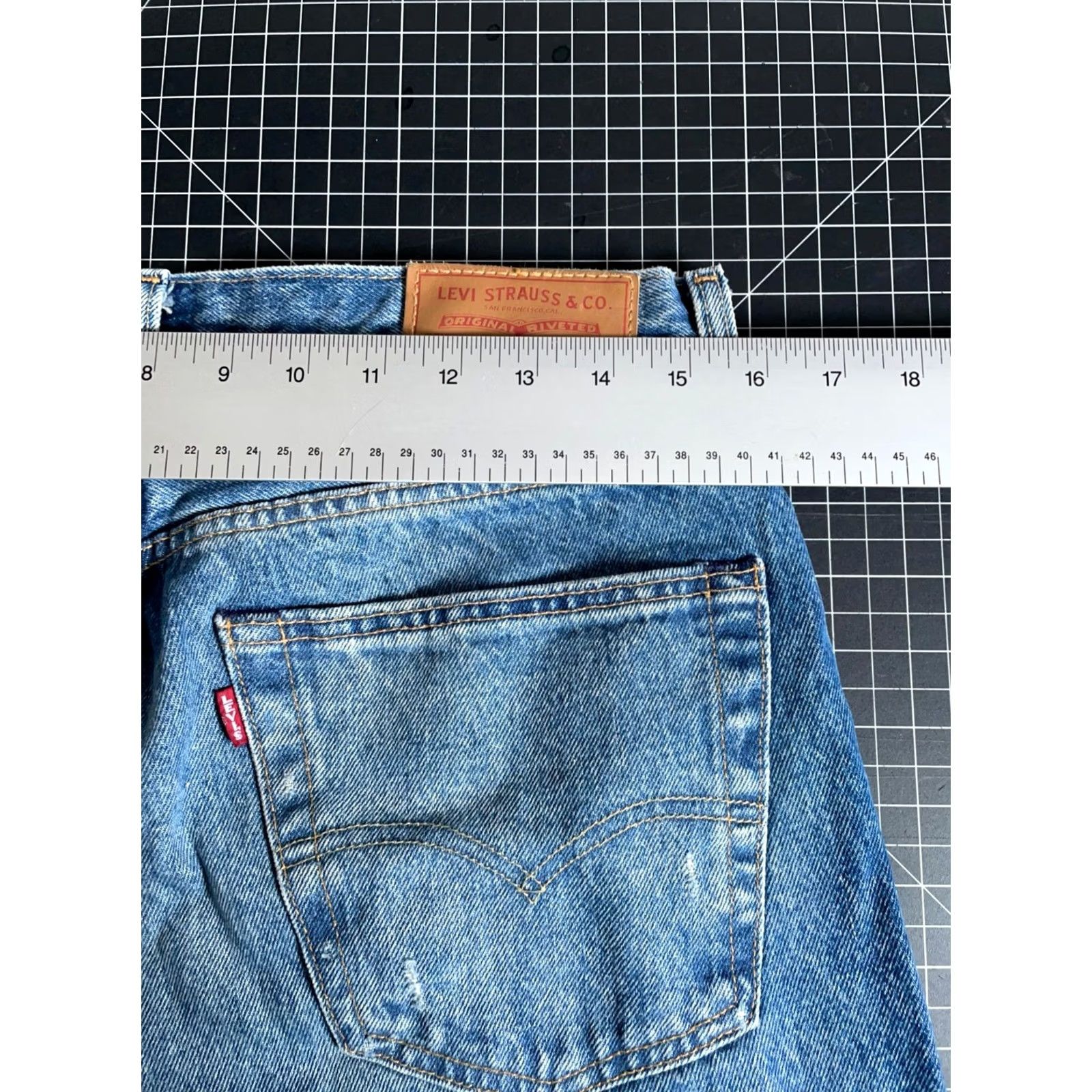 Levi's Levi's 501 Jeans Men's Blue Denim Button Fly Big E 32 x 30 (Fit 31 x 28) Medium Fabric Wash Size US 31 - 7 Thumbnail