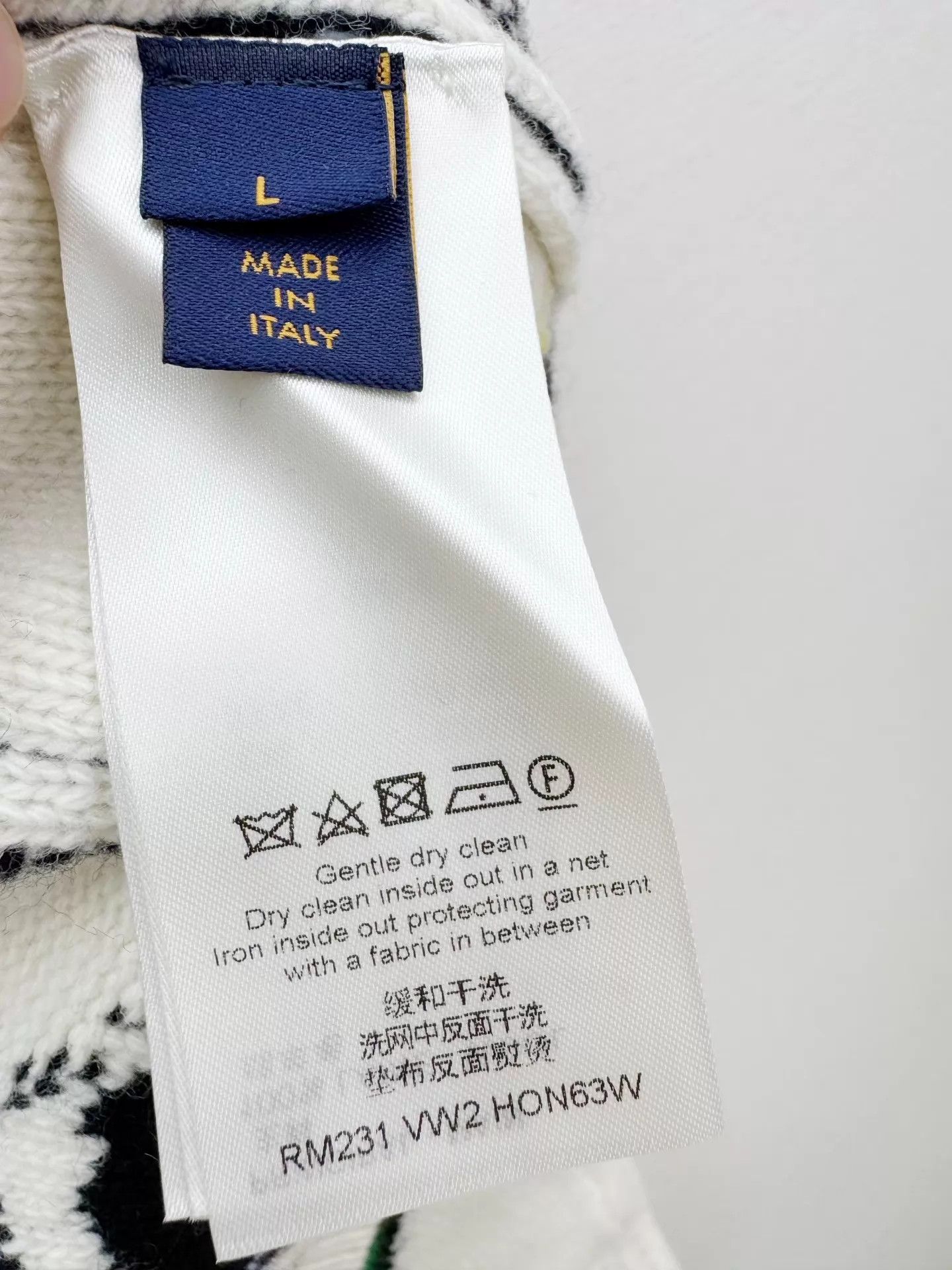 Louis Vuitton Louis Vuitton knit sweater L new with tags Size US L / EU 52-54 / 3 - 5 Thumbnail