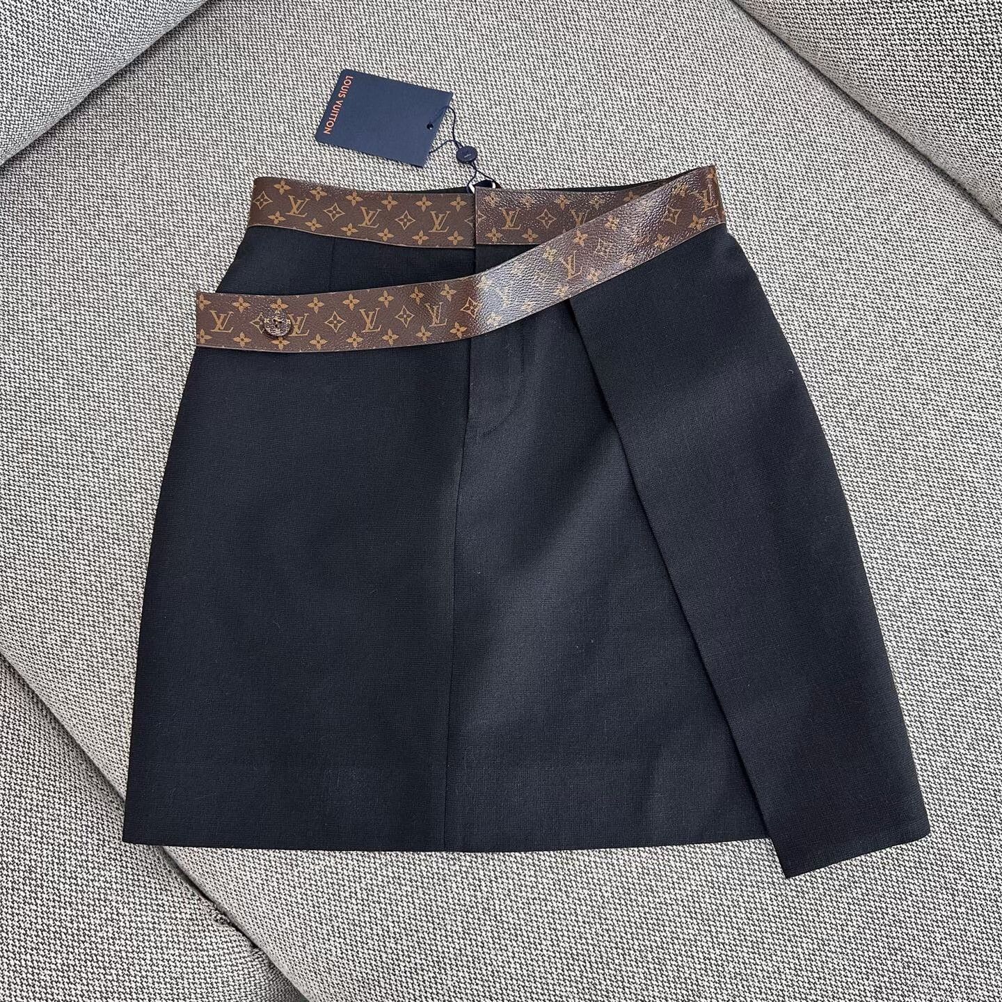 Louis Vuitton Louis Vuitton Casual Skirt 26 Women Size 26" / US 2 / IT 38 - 1 Thumbnail