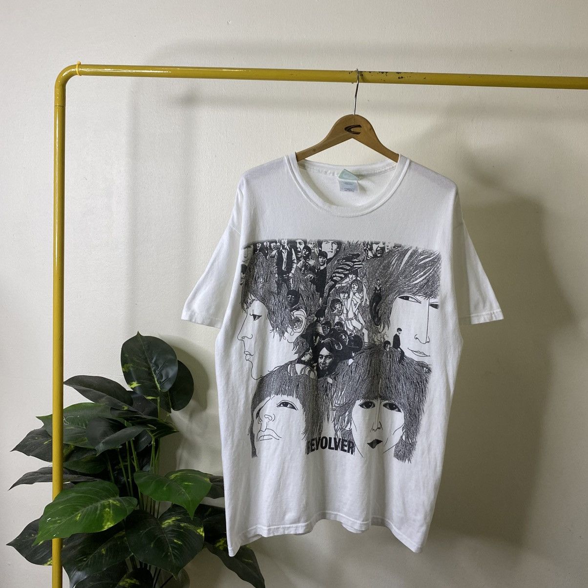 Band Tees 2005 The Beatles Revolver Cover Album Reissue Promo T Shirt Size US L / EU 52-54 / 3 - 1 Thumbnail