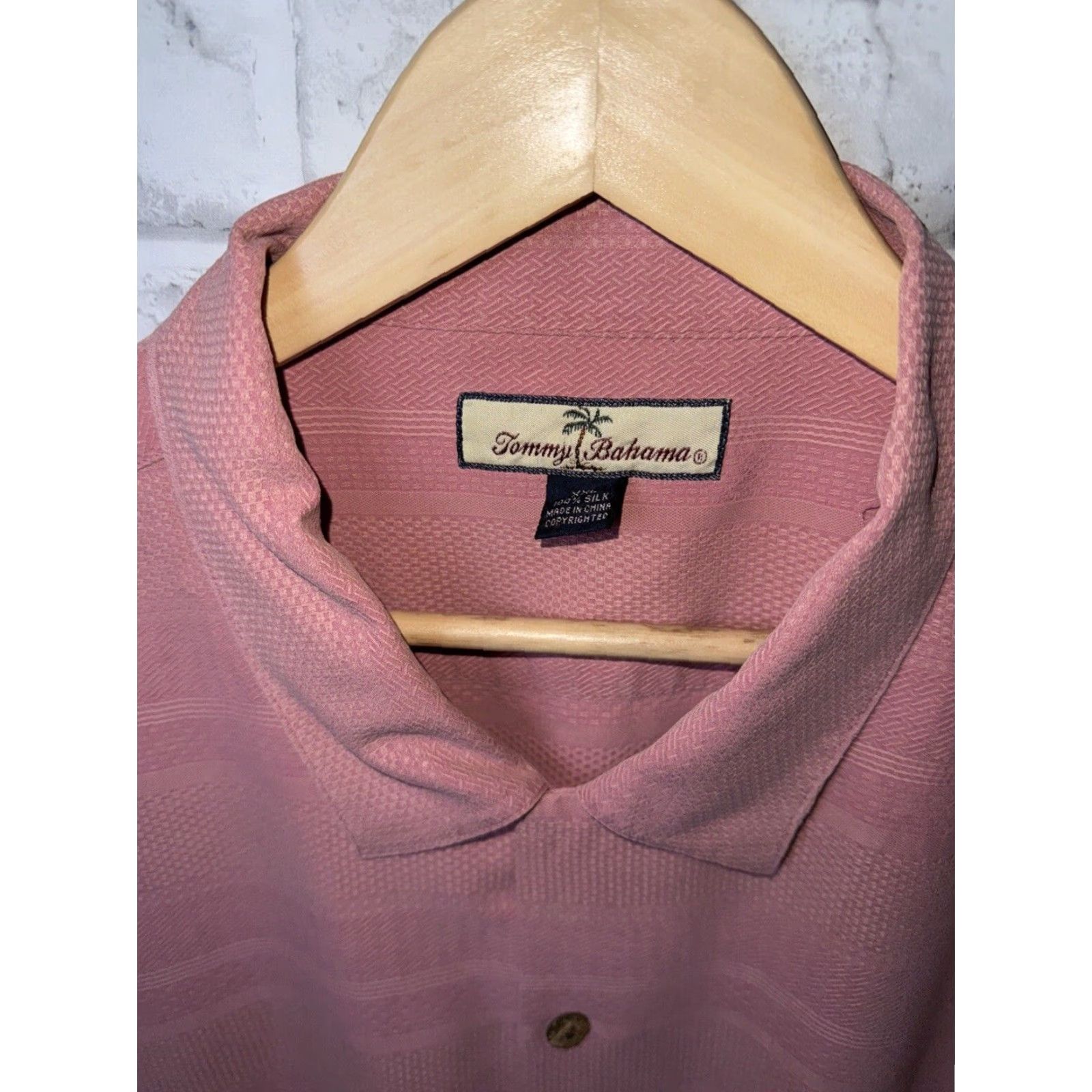 Tommy Bahama VINTAGE Tommy Bahama Shirt Hawaiian Silk 2XL Pink Men Short Sleeve Button-Up Jamaica Bahamas Size US XXL / EU 58 / 5 - 2 Thumbnail