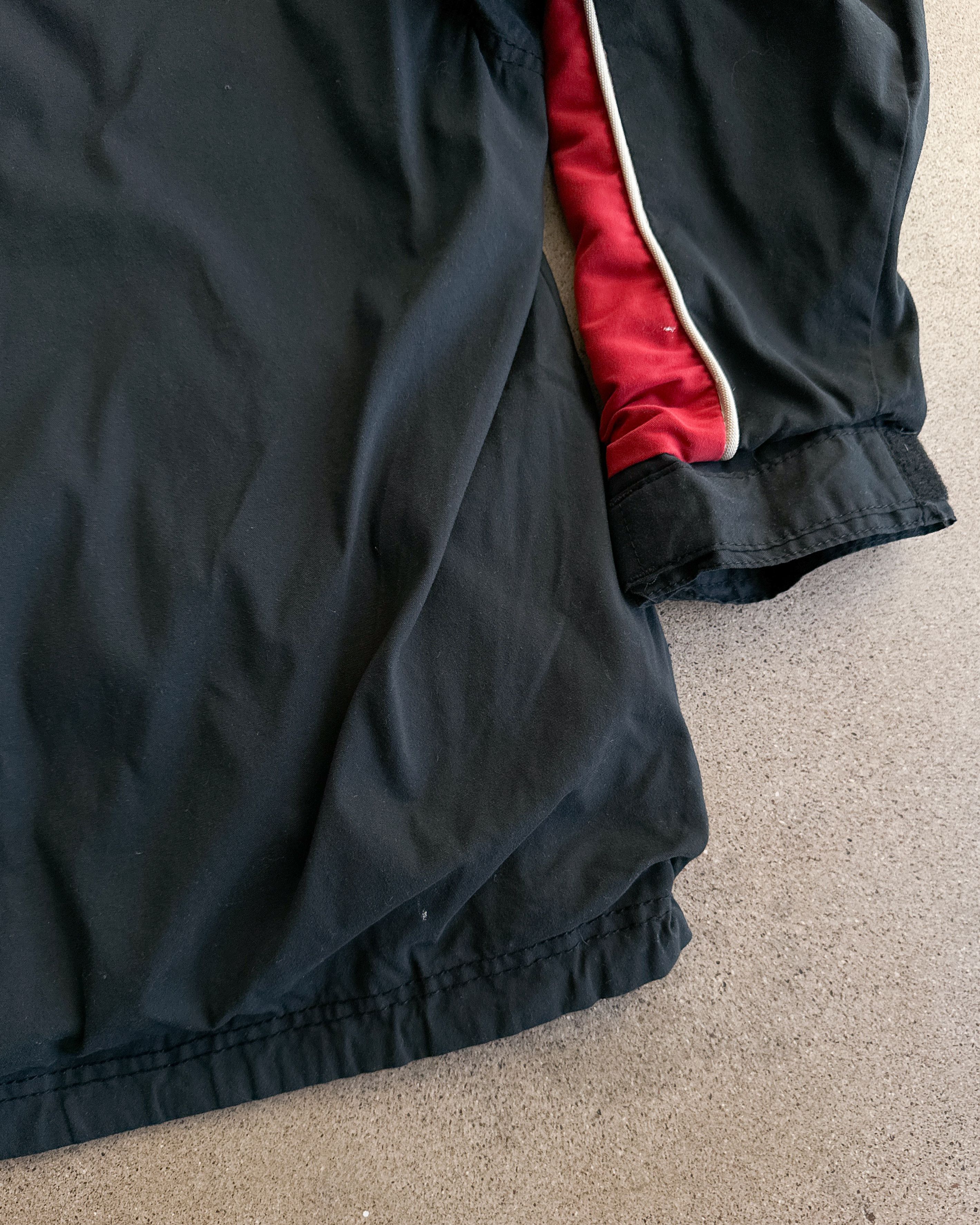 Vintage Vintage 90s Billabong Mammoth Hooded Puffer Jacket Black Red Size US L / EU 52-54 / 3 - 9 Thumbnail