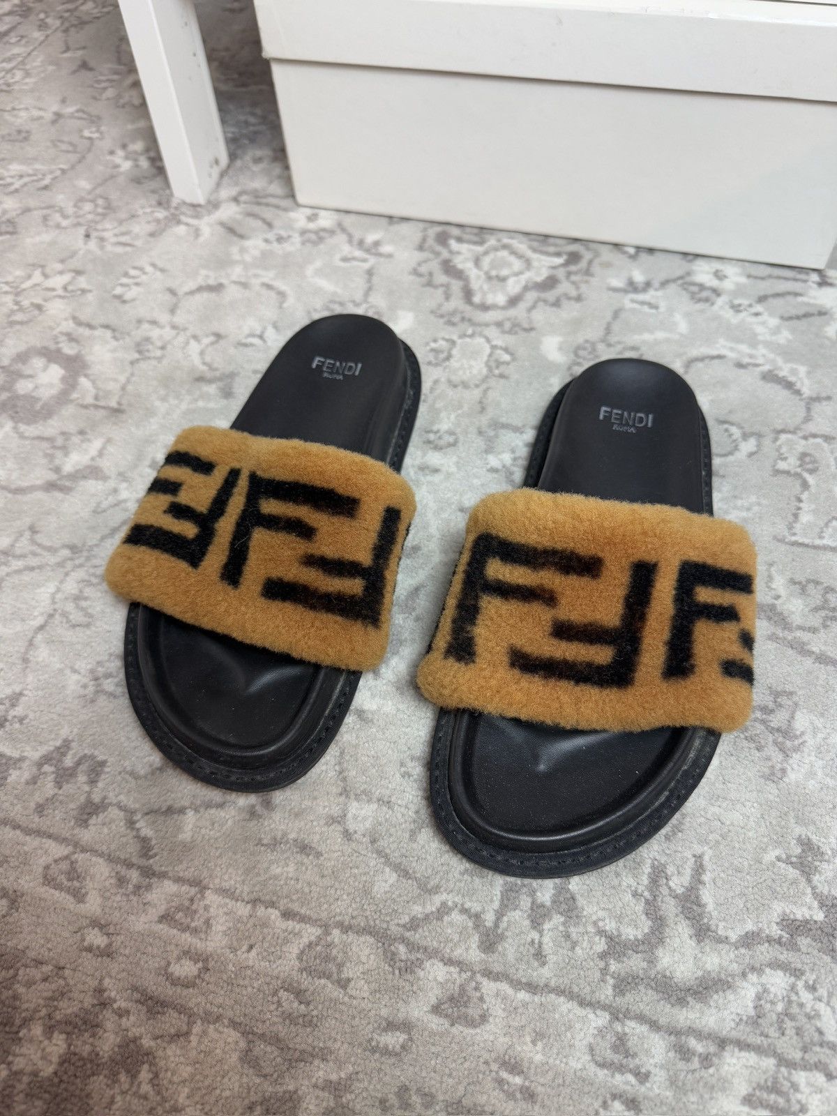 Designer × Fendi Fendi faux fur slippers flip flops US8 designer luxury classy Size US 8 / IT 38 - 2 Thumbnail