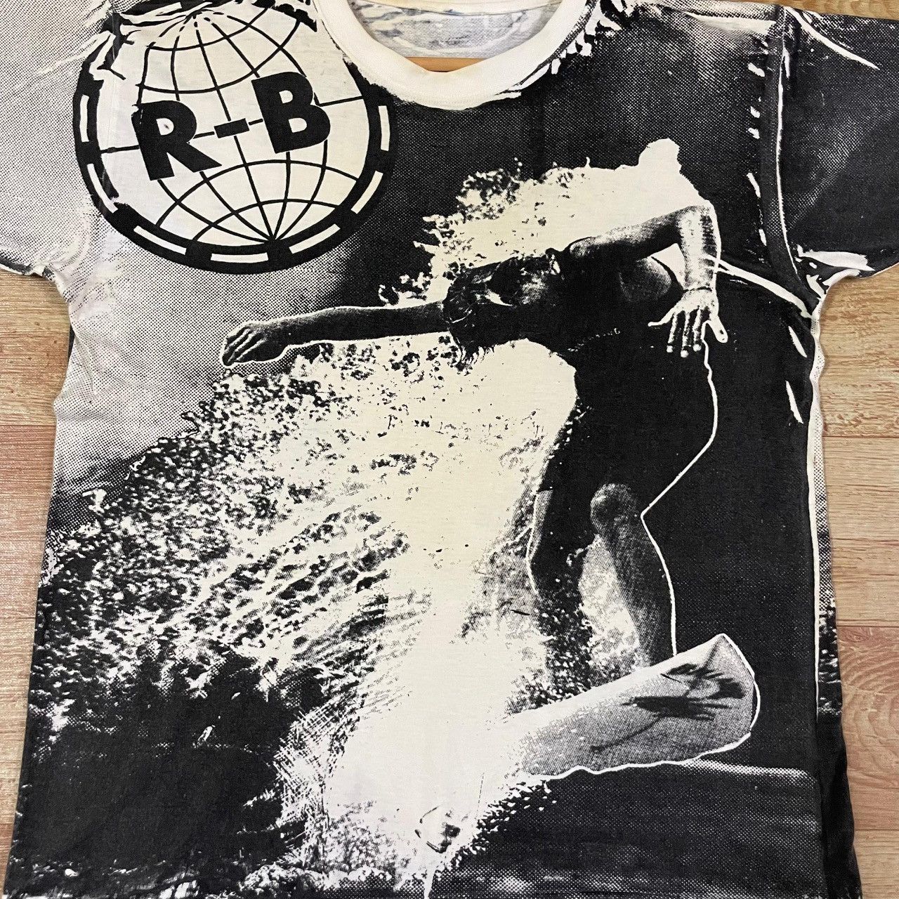 Vintage Vintage Rare Surfing All Over Print Tee Size US L / EU 52-54 / 3 - 2 Thumbnail
