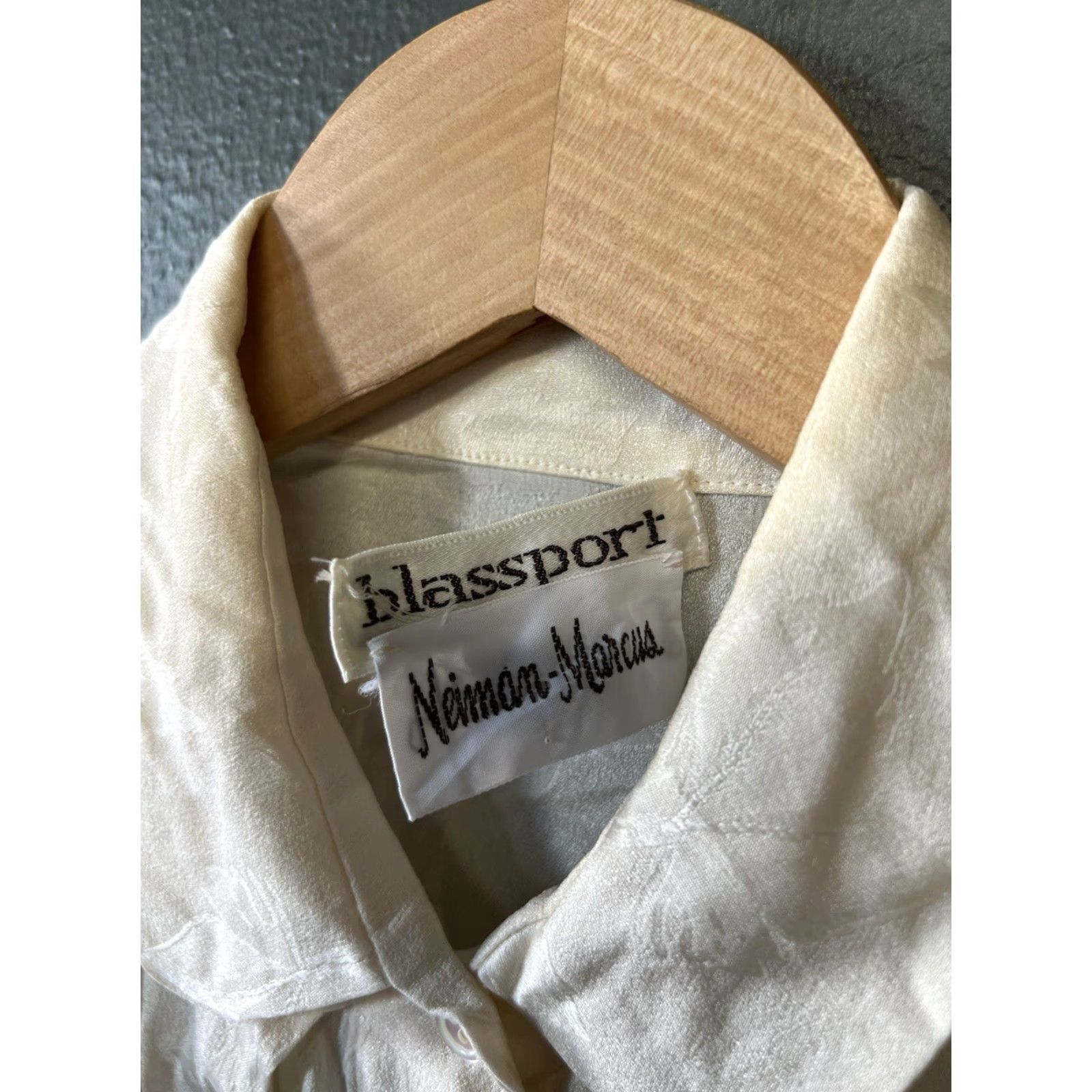 Neiman Marcus VINTAGE Neiman Marcus Womens Ivory Long Sleeve Silk Button-Up Size 10 Size L / US 10 / IT 46 - 3 Thumbnail