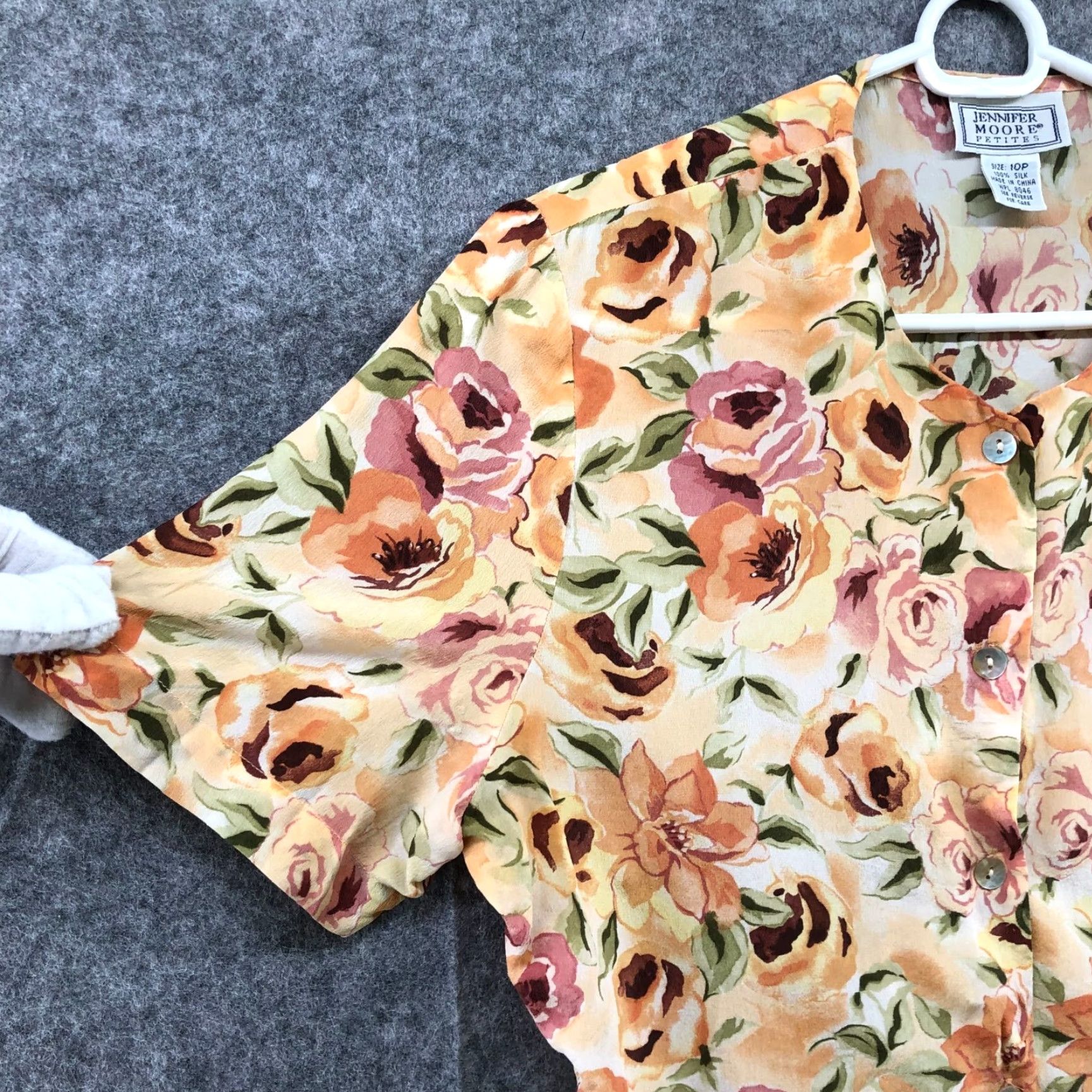 MooRER VINTAGE Jennifer Moore Blouse Shirt Womens 10P Peach Floral Silk Short Sleeve Button Front Female"} Size L / US 10 / IT 46 - 5 Thumbnail