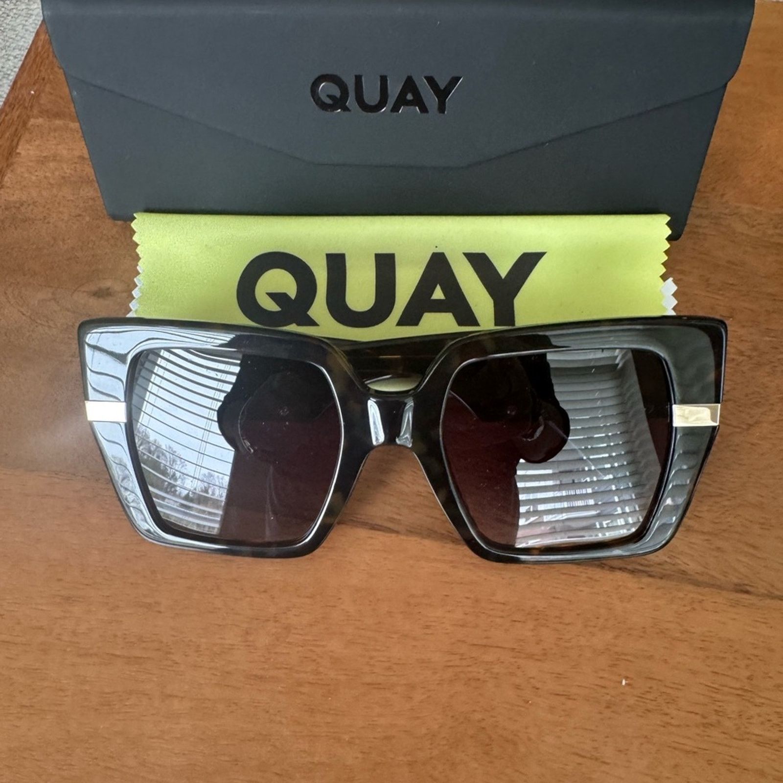 Quay Quay, sunglasses Nwot in tortoiseshell NOTORIOUS model Size ONE SIZE - 1 Thumbnail