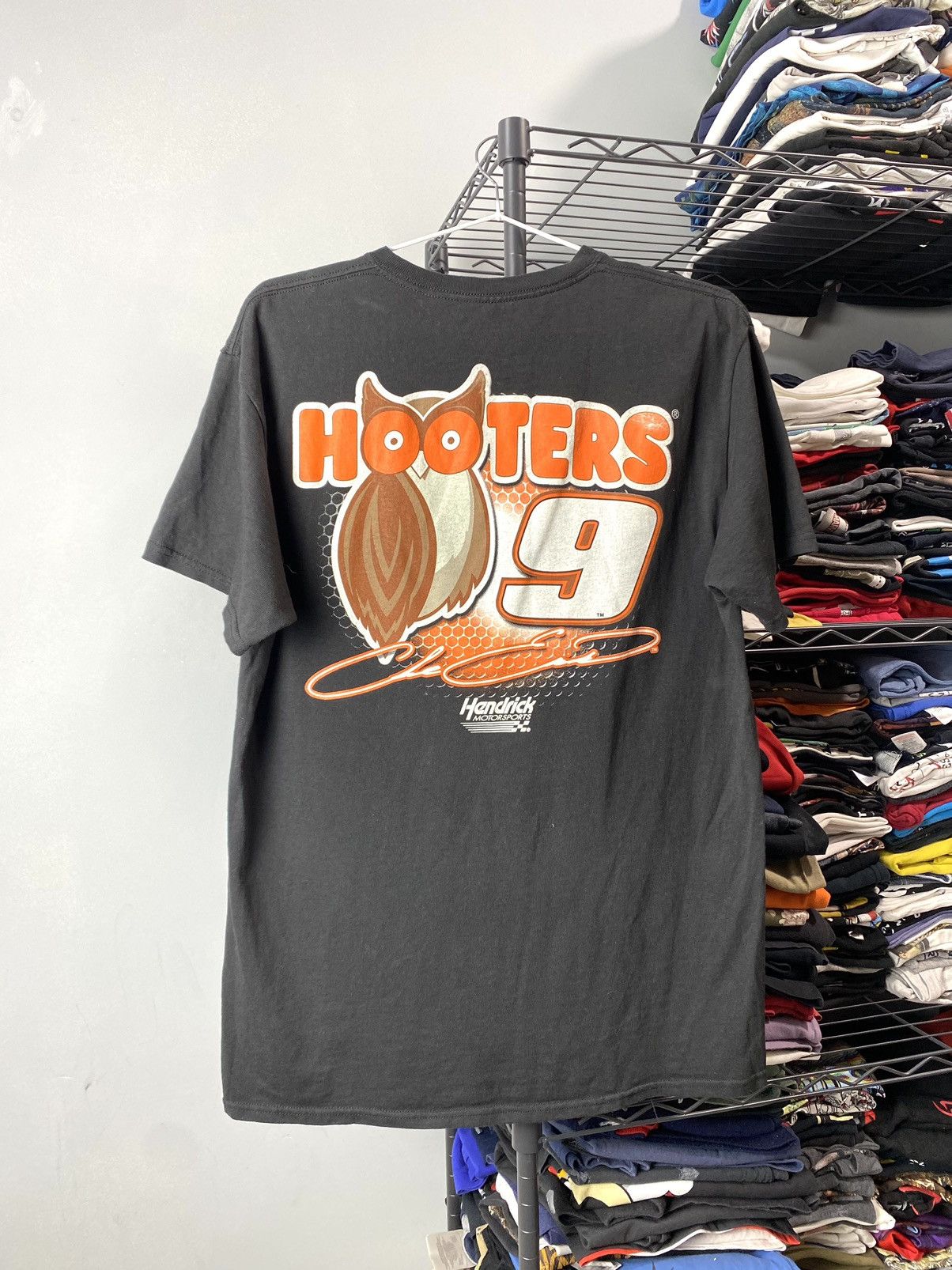 NASCAR Vintage Nascar x Hooters Hendrick Racing T Shirt Size US M / EU 48-50 / 2 - 2 Thumbnail