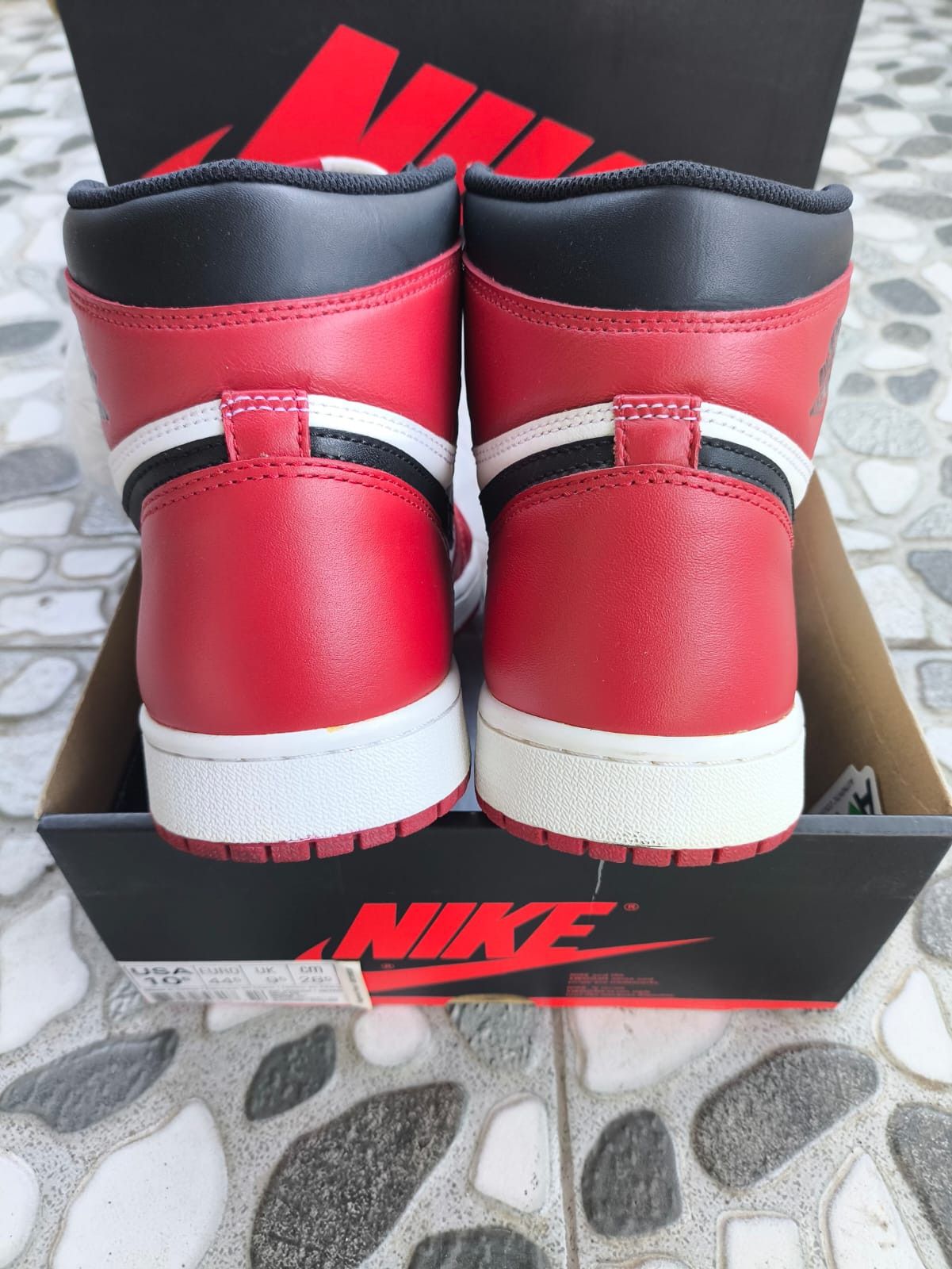 Nike Air Jordan 1 Retro High OG Chicago 2015 Size US 10.5 / EU 43-44 - 4 Thumbnail