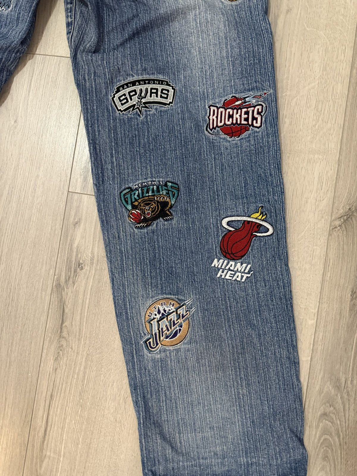 NBA Late 2000s NBA UNK Patch Team Logos Blue Baggy Jeans (37x33) Size US 37 - 12 Thumbnail