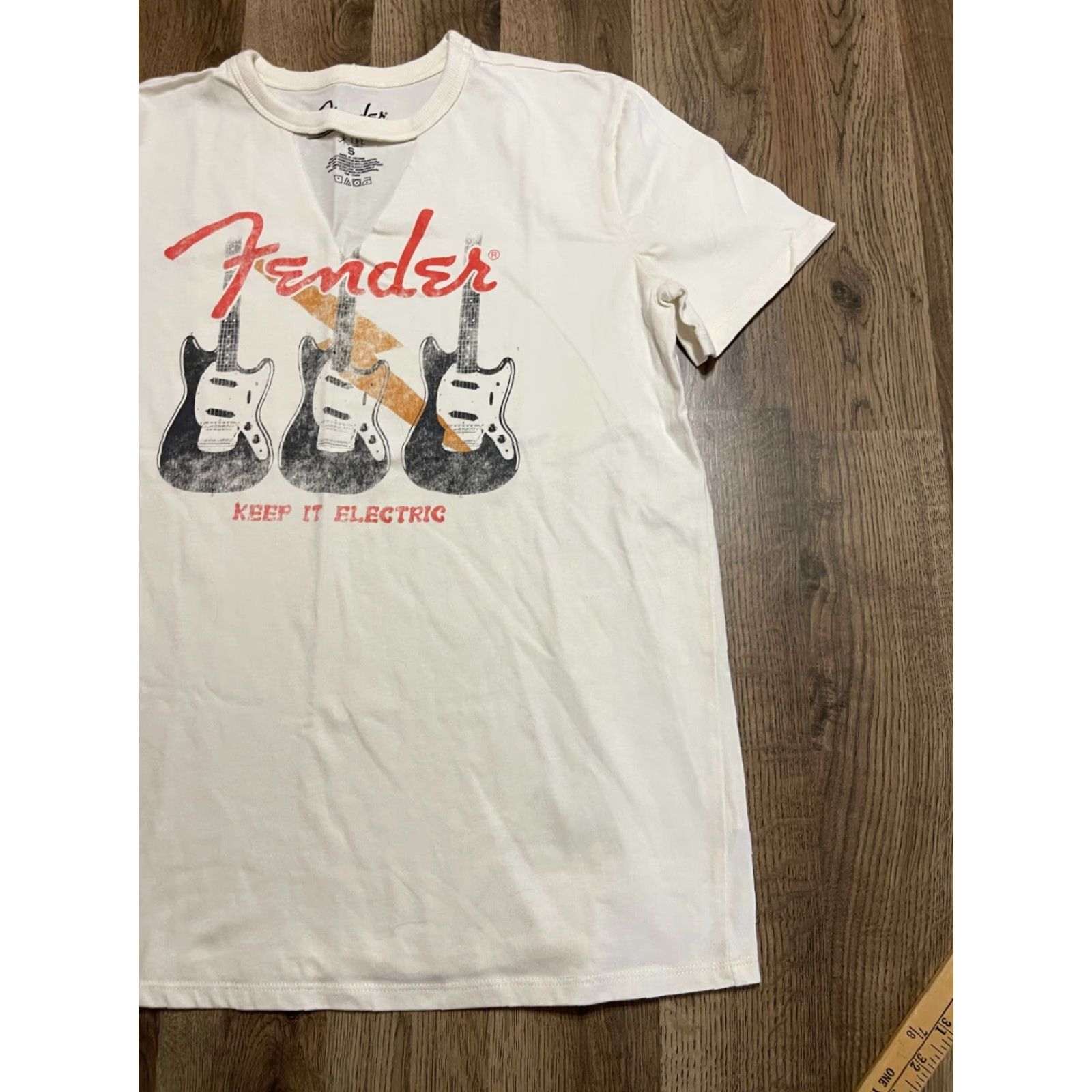 Fender Fender Shirt Womens Size Small White V-neck GUITARS KEEP IT ELECTRIC Shirt Women Small White V-Neck GUITARS KEEP IT ELECTRIC Size S / US 4 / IT 40 - 4 Thumbnail