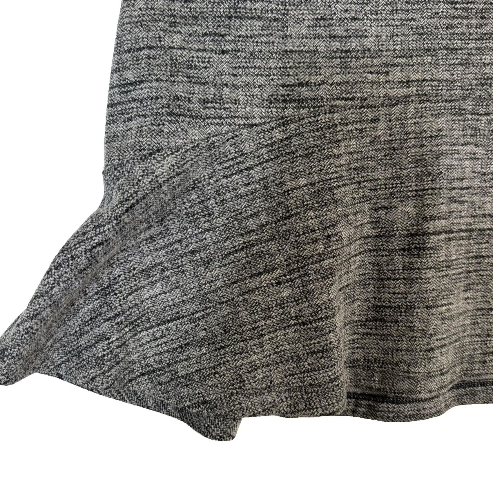 Banana Republic Banana Republic Mini Skirt Skirt Womens Size 0 Gray Ruffle Hem Back Zip, Short, Tweed Cotton, 0, Regular Size, Vintage: No Size 25" / US 0 / IT 36 - 3 Thumbnail