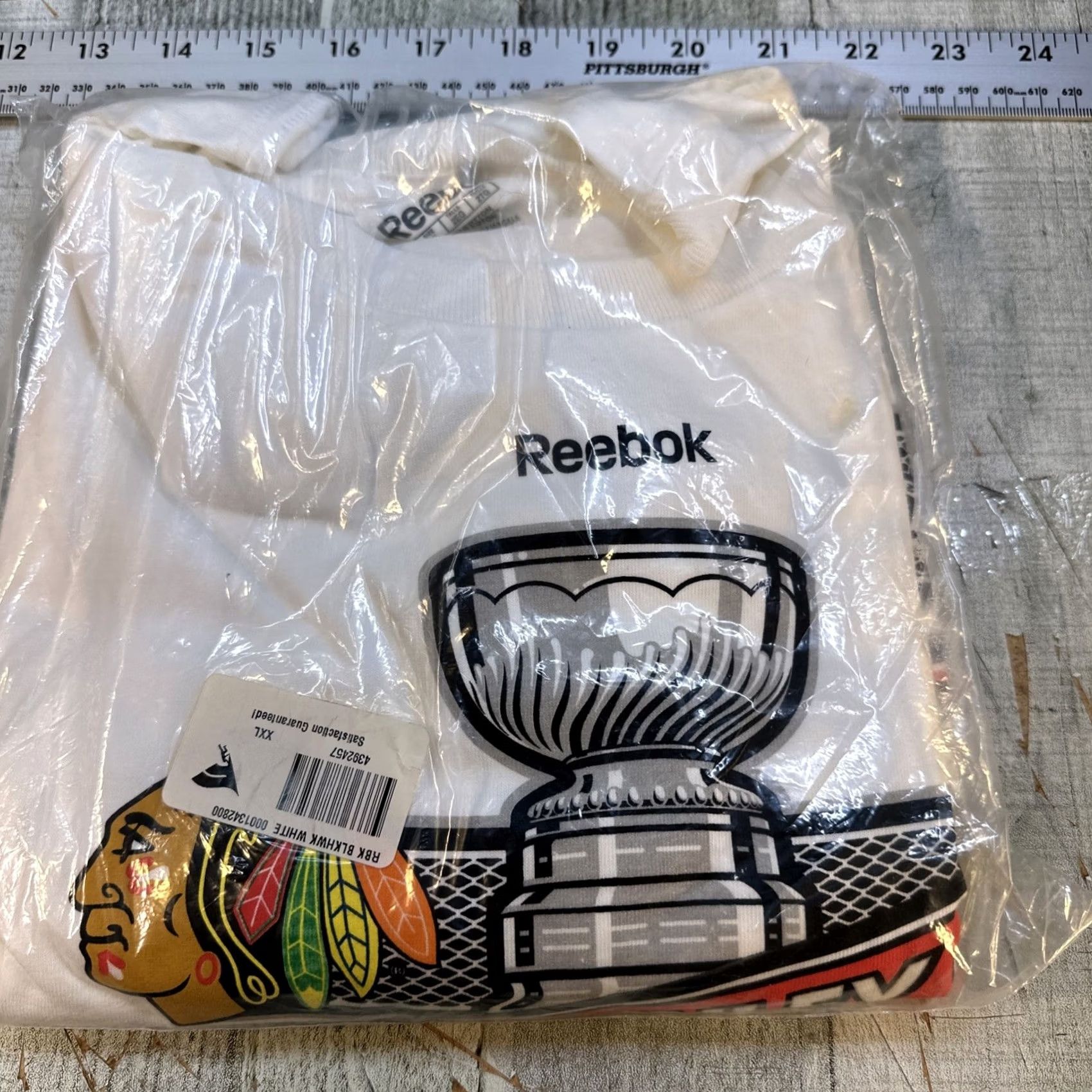 Reebok Chicago Blackhawks 2012-13 Champions T shirt Mens 2XL White Gildan Cotton Reebok Size US XXL / EU 58 / 5 - 2 Thumbnail